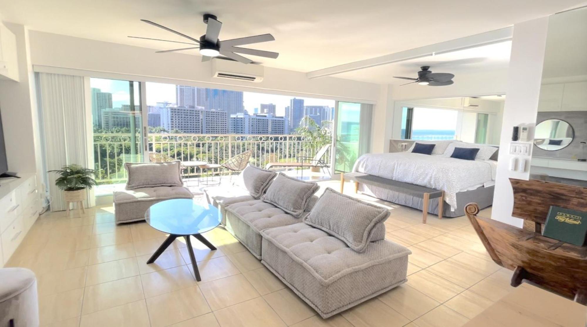 Waikiki Shore 1116 Beachfront Apartment