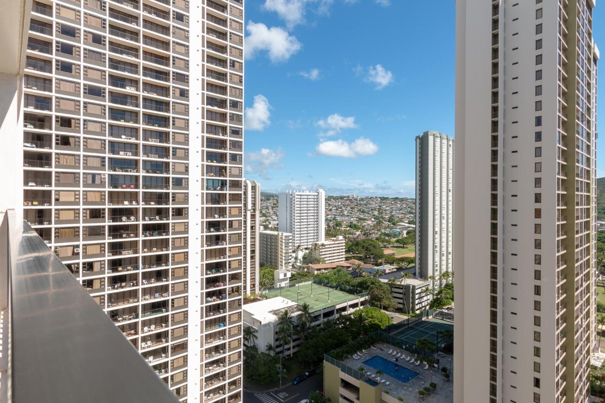 23rd Floor Waikiki Banyan - Only One Block From Beach! * Honolulu