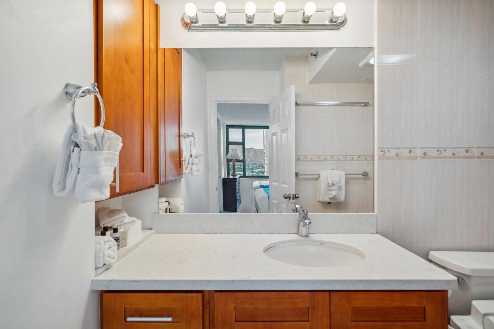23rd Floor Waikiki Banyan - Only One Block From Beach! * Honolulu
