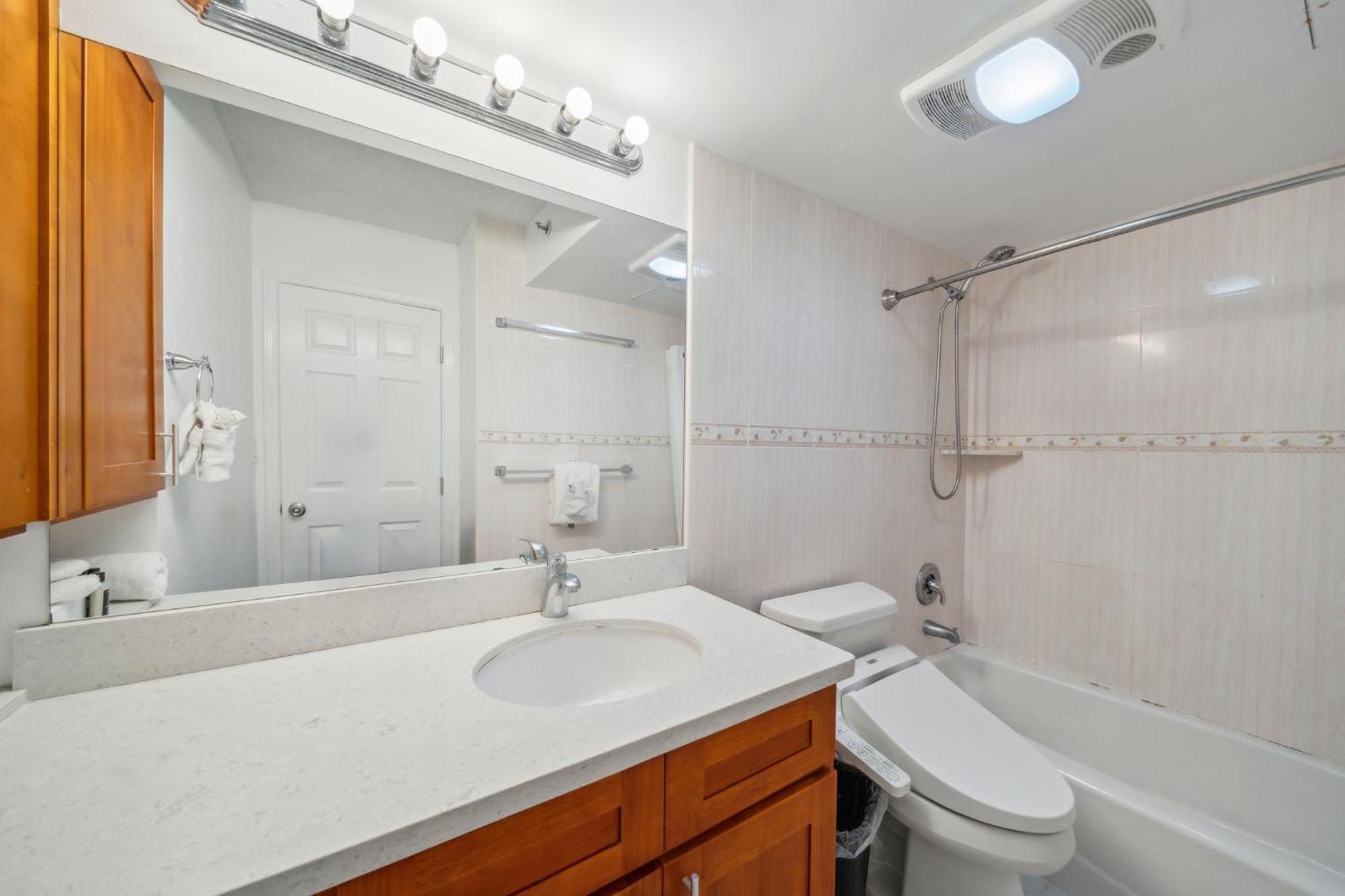 23rd Floor Waikiki Banyan - Only One Block From Beach!