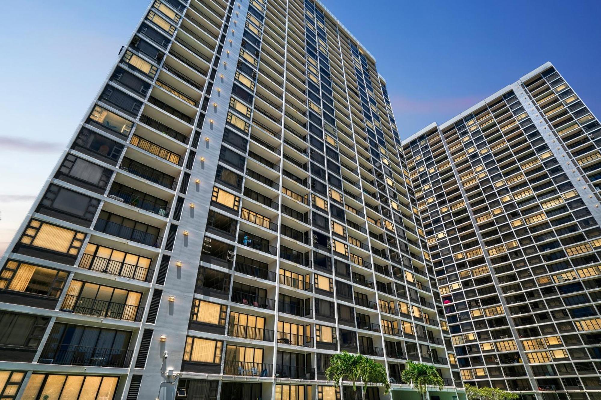 Apartment 23rd Floor Waikiki Banyan - Only One Block From Beach!