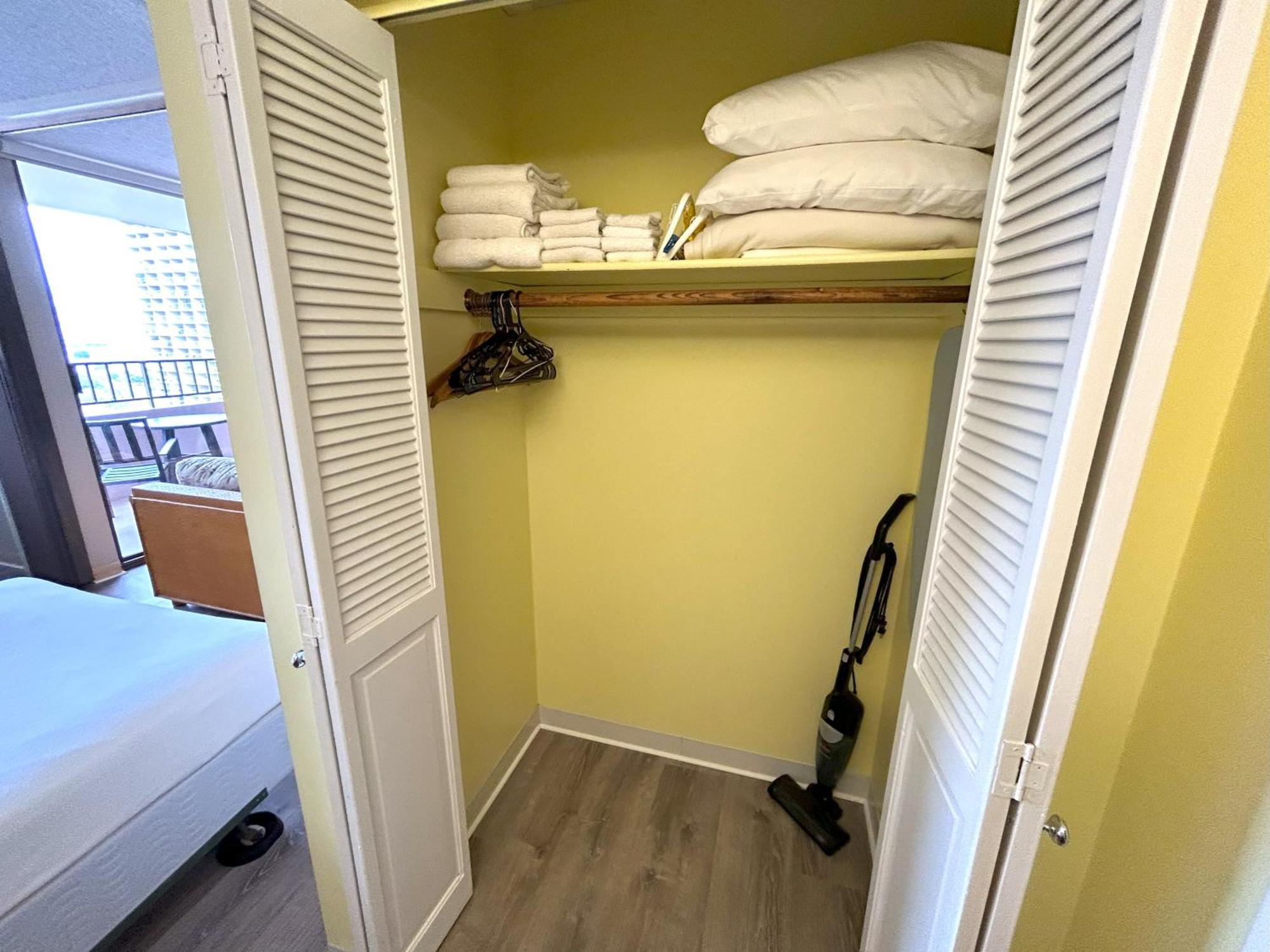 Royal Kuhio 2303 - Spacious With Stunning Mountain Views In The Heart Of Waikiki! Honolulu