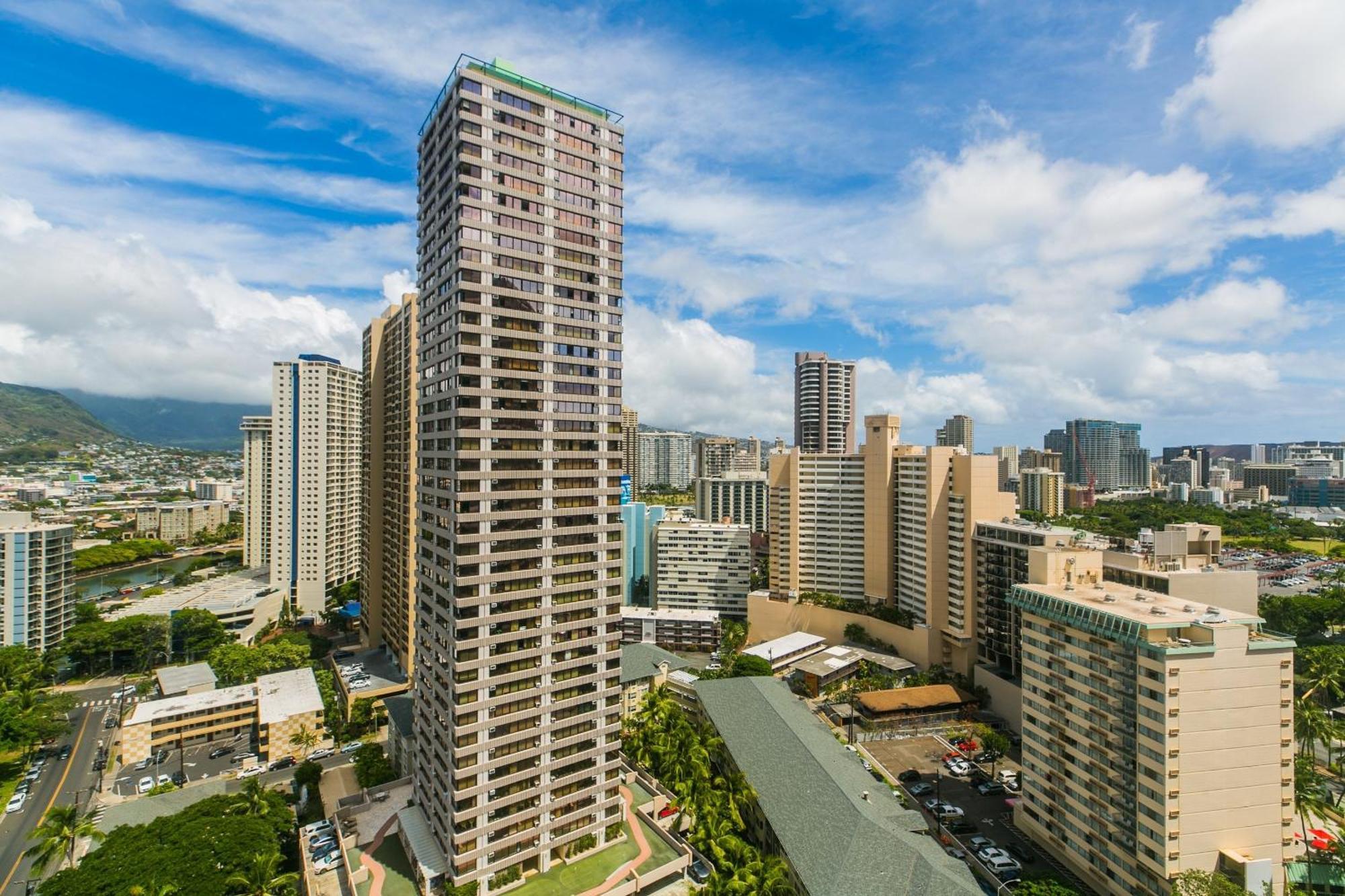 Apartment Spacious With Private Balcony At Discovery Bay - Free Wifi, Near Beaches!