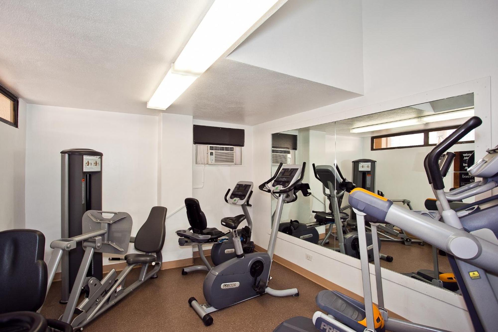 Apartment Spacious With Private Balcony At Discovery Bay - Free Wifi, Near Beaches!