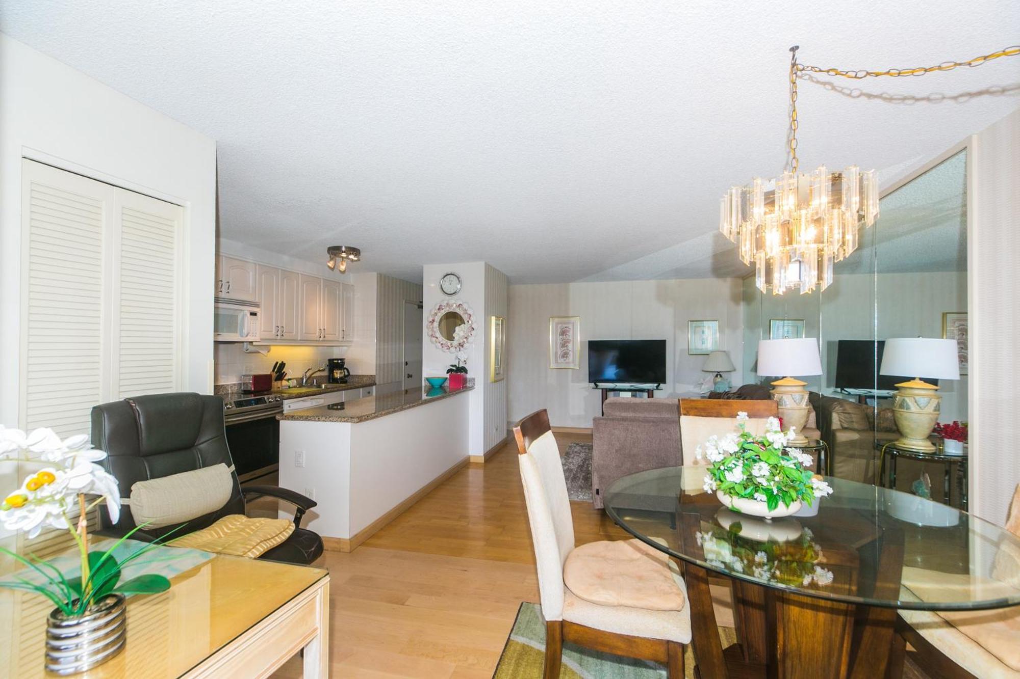 Apartment Spacious With Private Balcony At Discovery Bay - Free Wifi, Near Beaches!