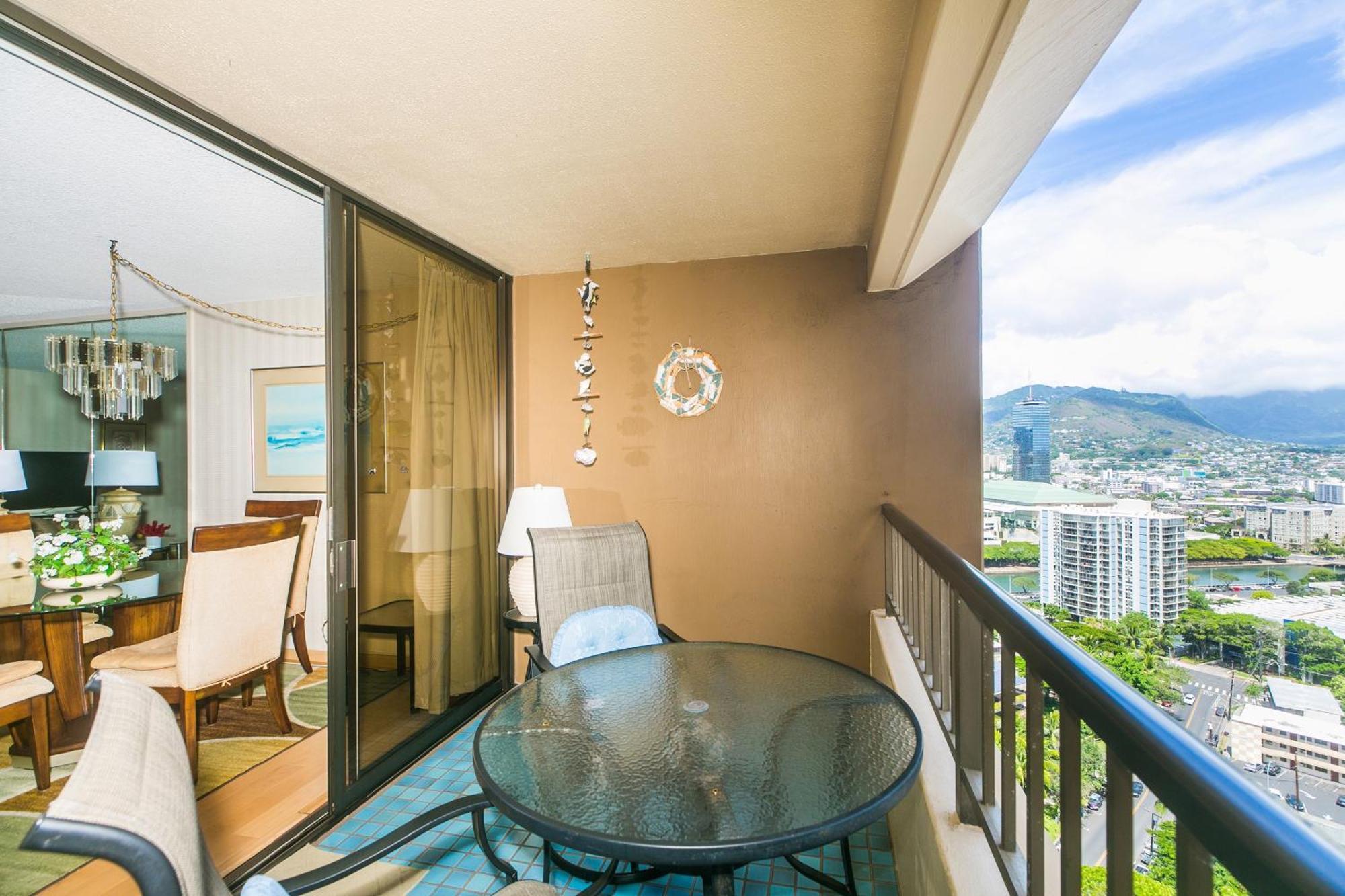Spacious With Private Balcony At Discovery Bay - Free Wifi, Near Beaches! Apartment Honolulu