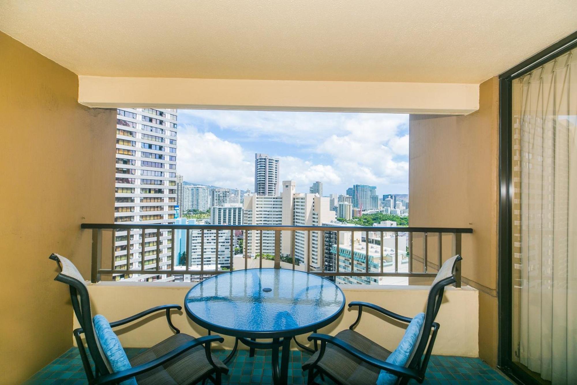 Spacious With Private Balcony At Discovery Bay - Free Wifi, Near Beaches! *