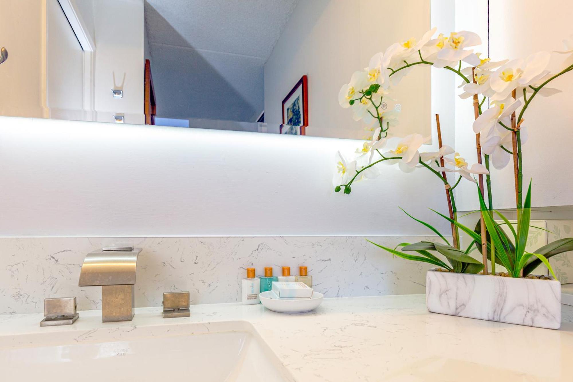 Renovated Ocean View Suite, Near Beach, Free Parking *