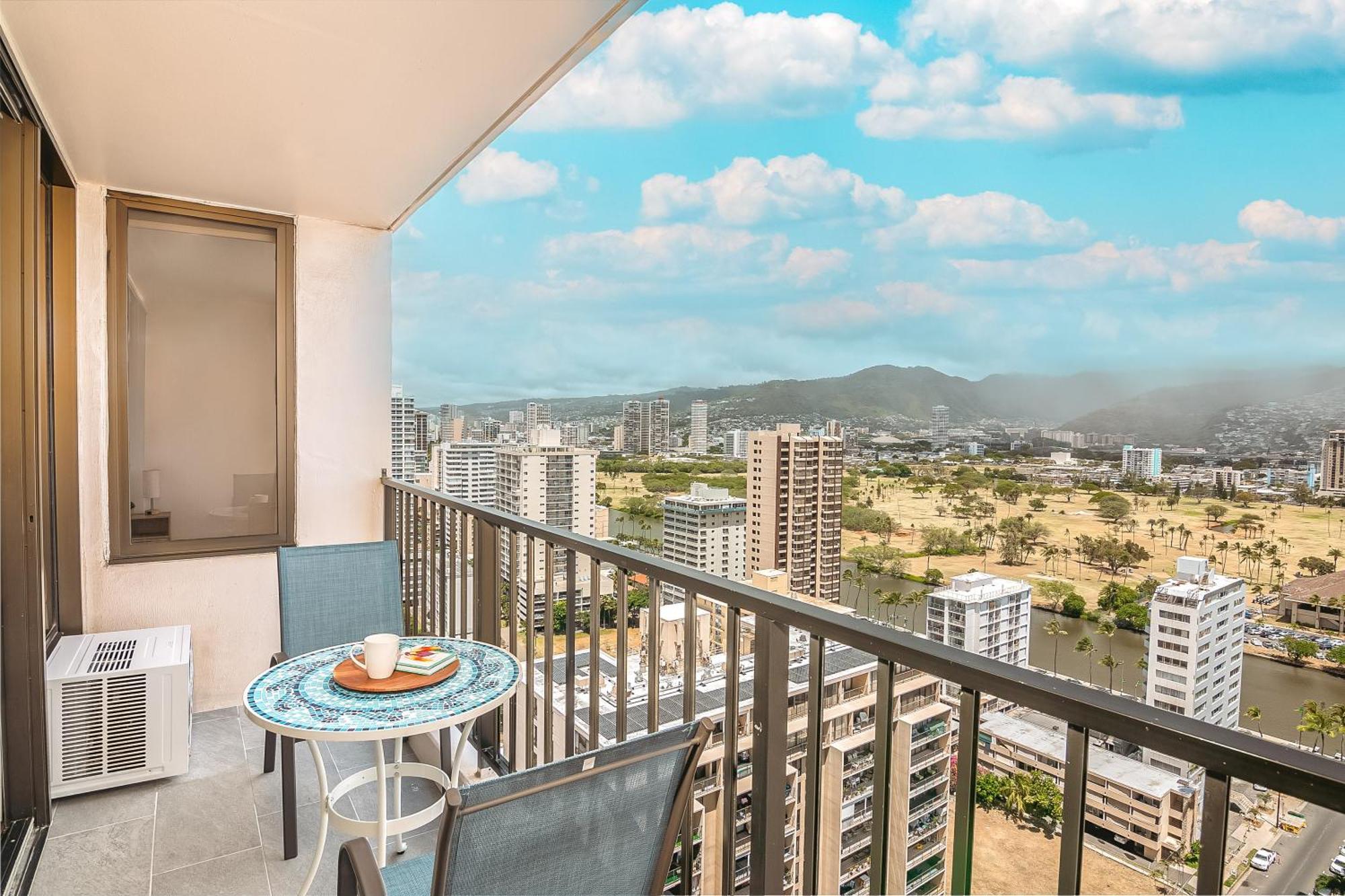 Tastefully Remodeled With Mountain View & Free Parking! * Honolulu
