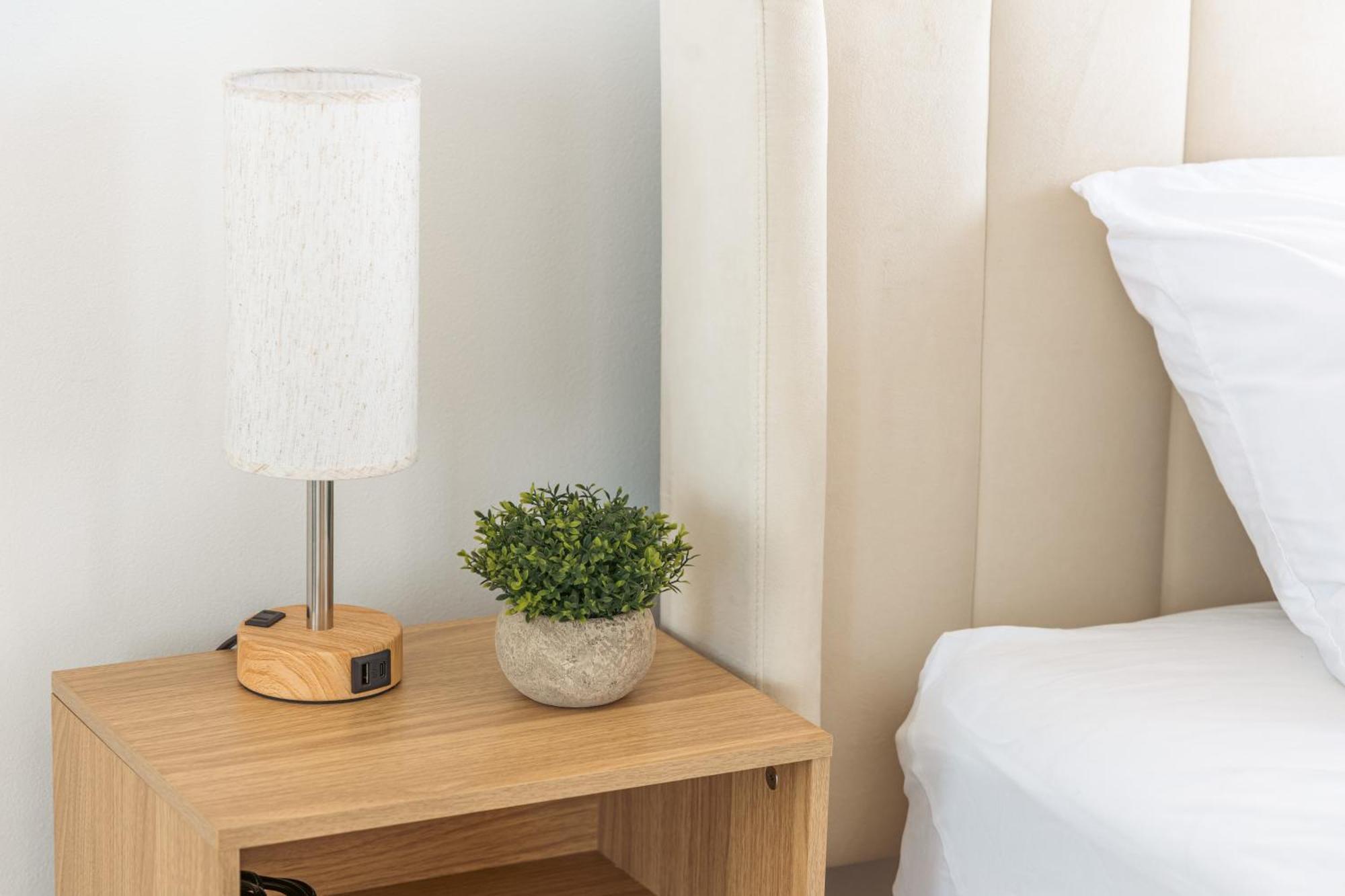 Tastefully Remodeled With Mountain View & Free Parking! Honolulu