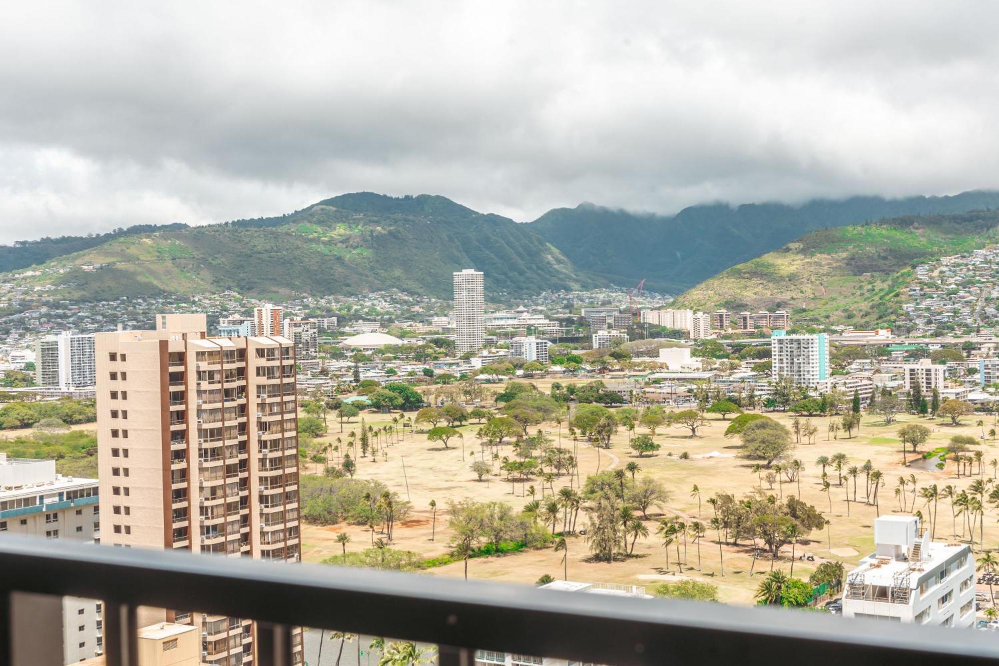 Apartment Tastefully Remodeled With Mountain View & Free Parking! Honolulu