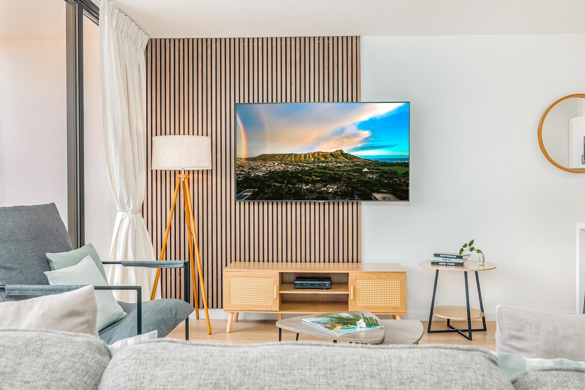 Tastefully Remodeled With Mountain View & Free Parking! Apartment Honolulu