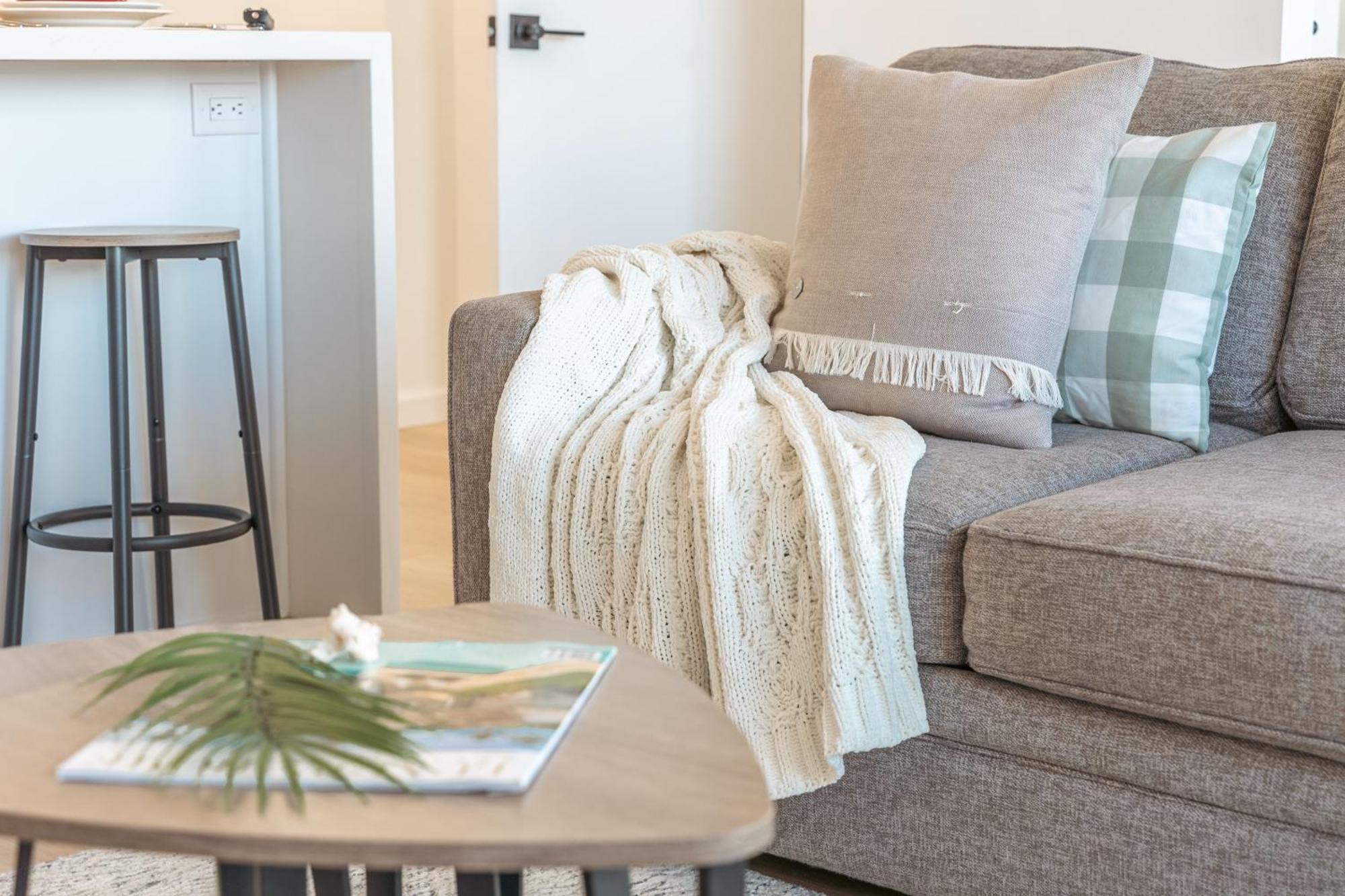 Apartment Tastefully Remodeled With Mountain View & Free Parking! *