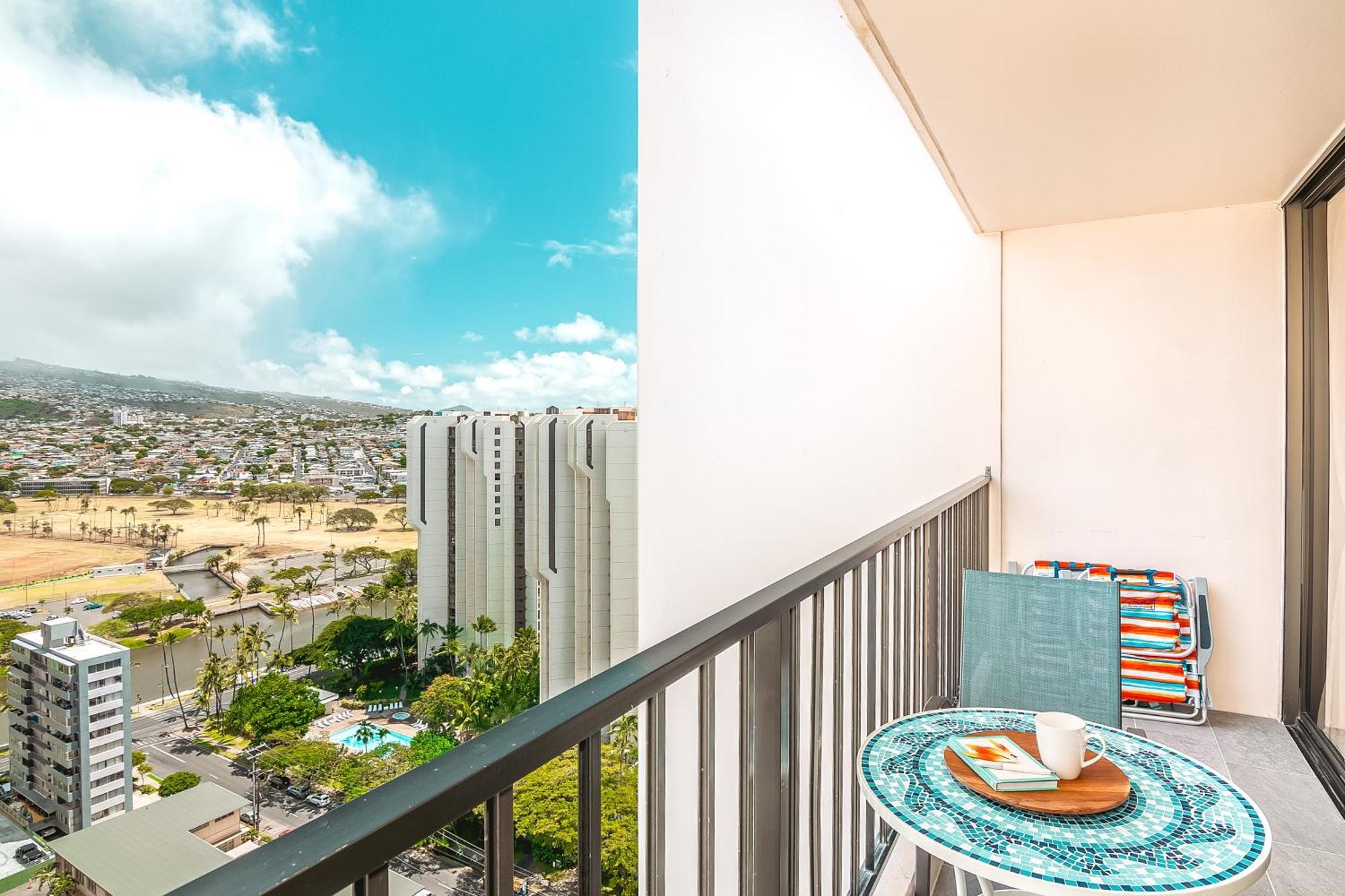 Tastefully Remodeled With Mountain View & Free Parking! * Honolulu