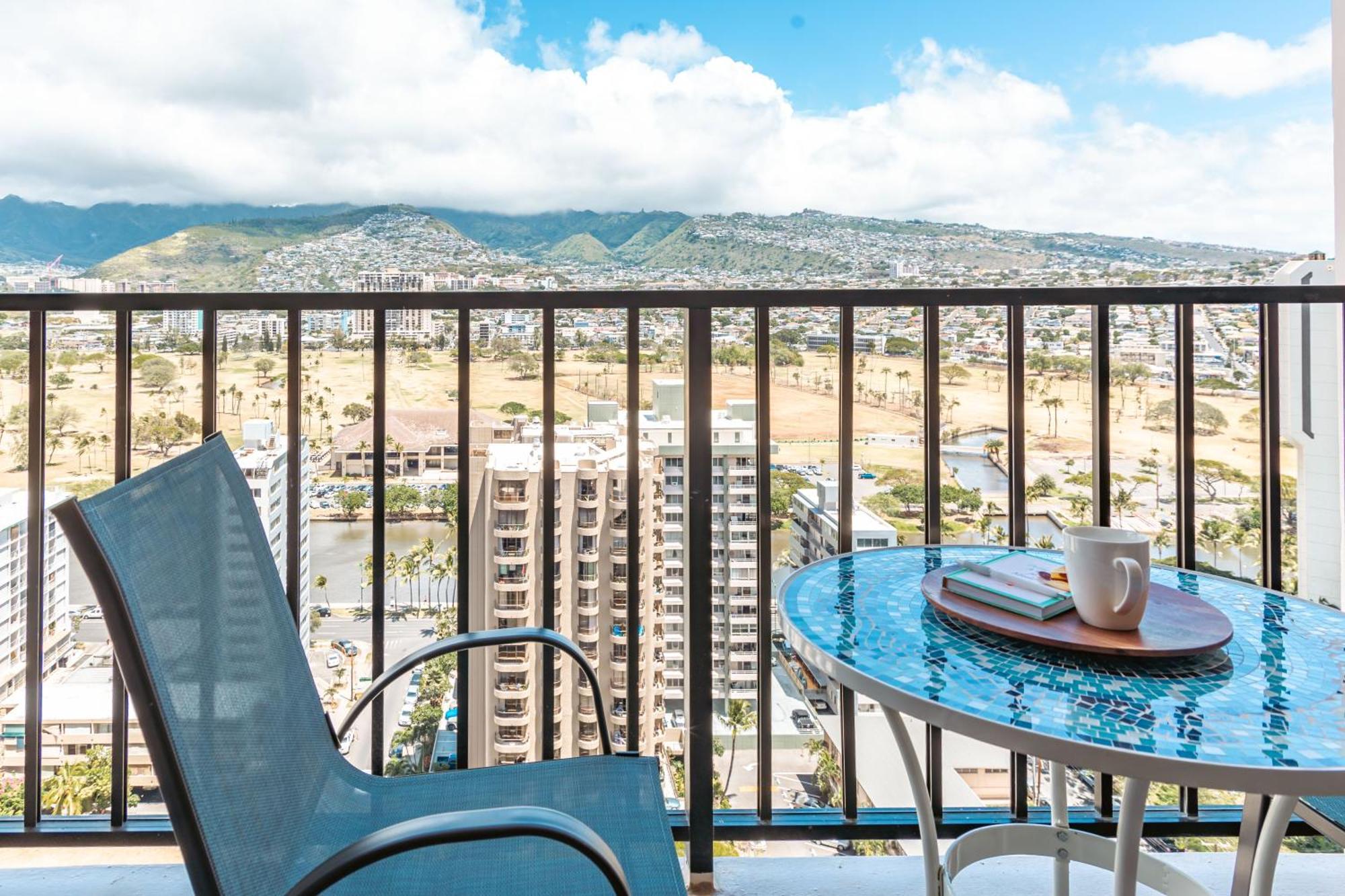 Tastefully Remodeled With Mountain View & Free Parking! Honolulu