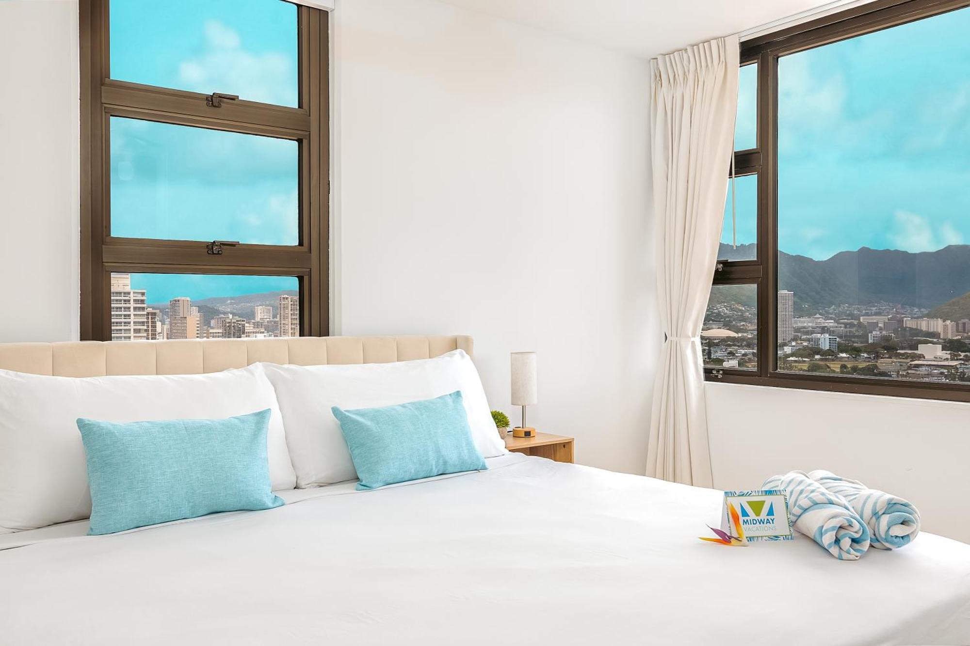 Tastefully Remodeled With Mountain View & Free Parking! * Honolulu