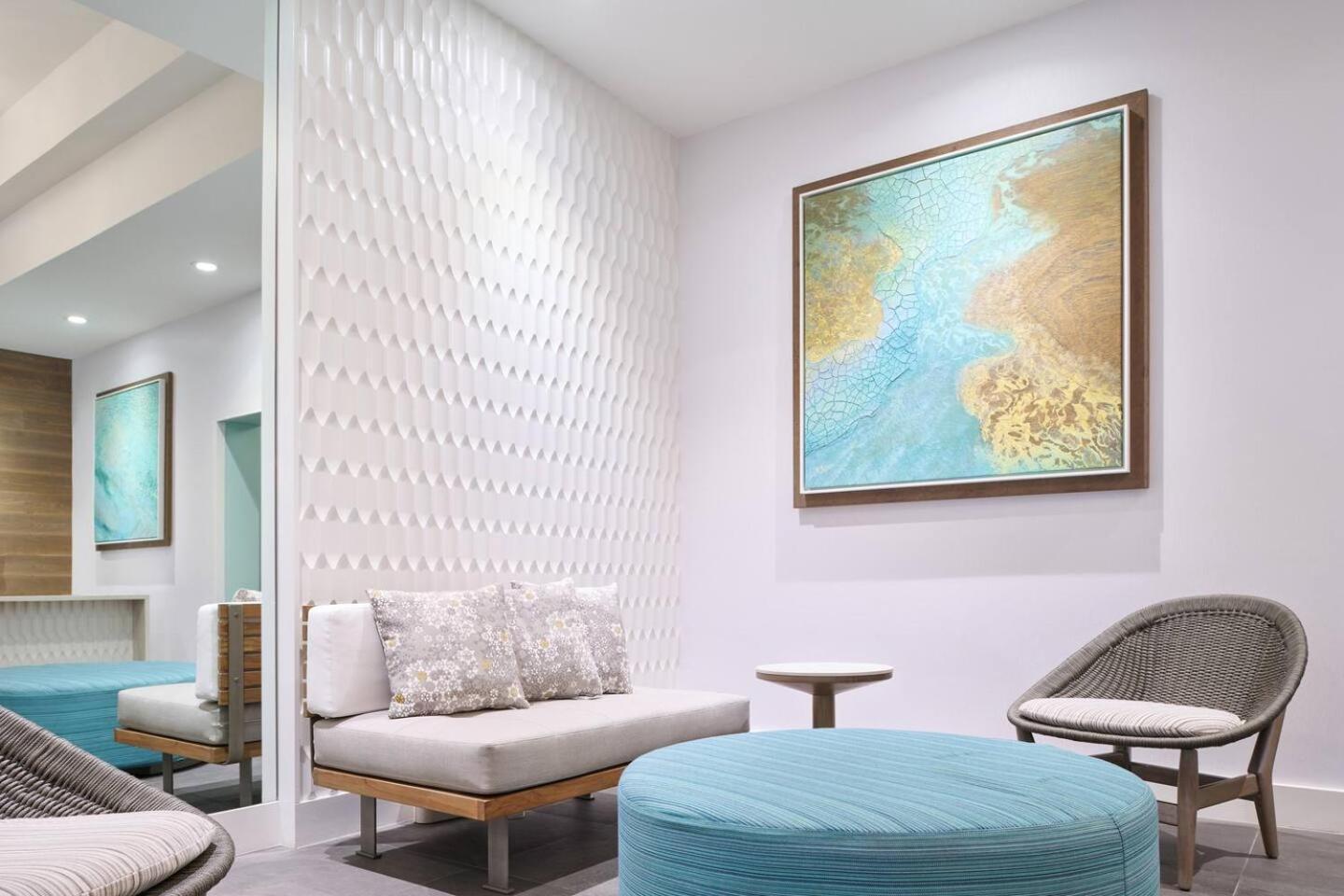 Luxury Oceanfront 2 Bedroom At Waikiki Tower *