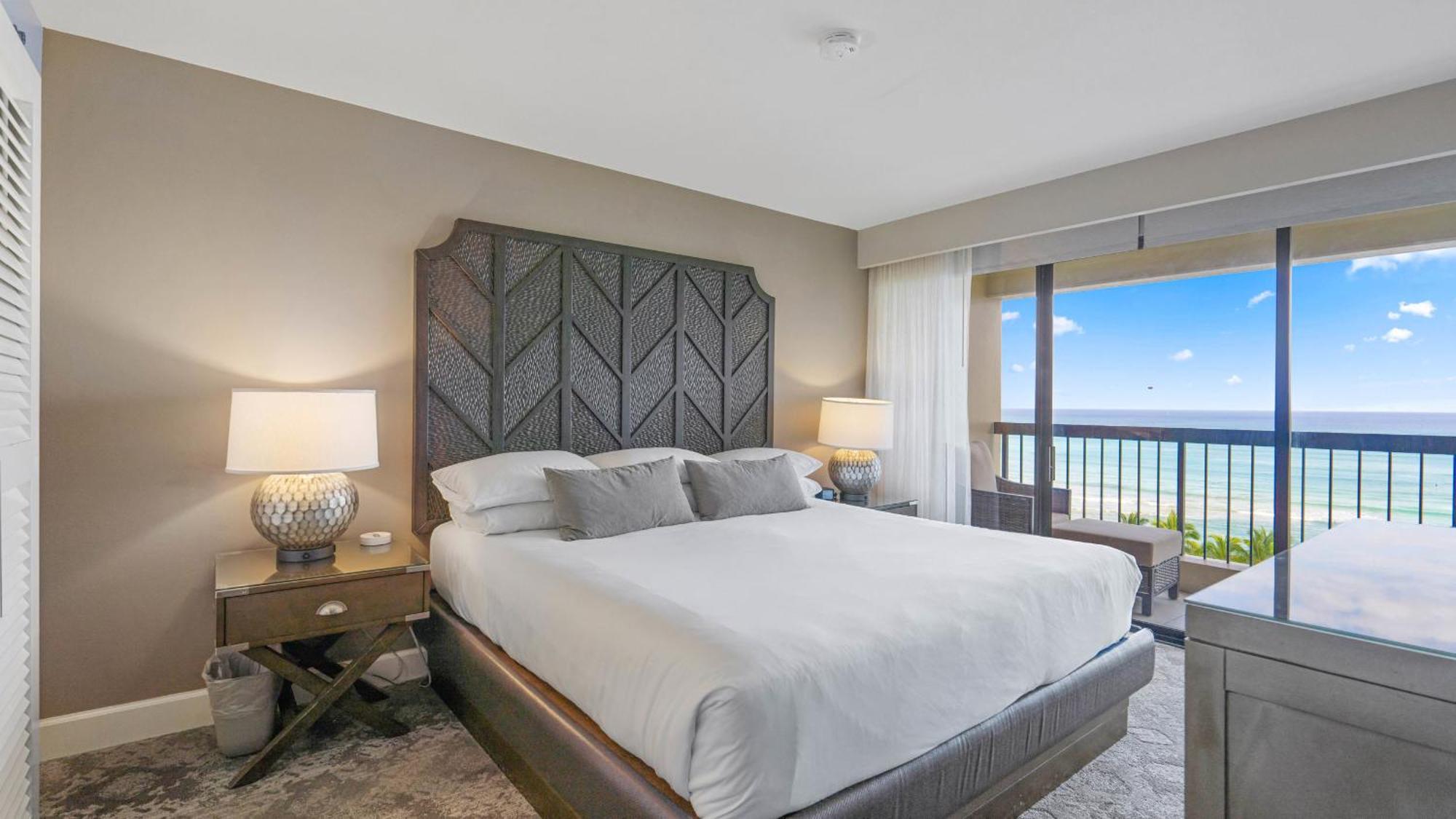 Luxury Oceanfront 2 Bedroom At Waikiki Tower
