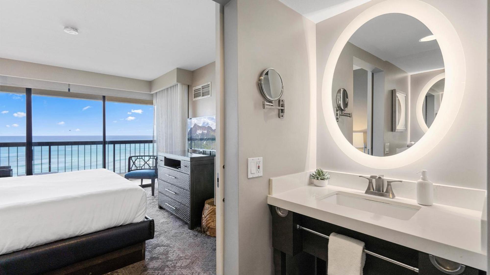 Luxury Oceanfront 2 Bedroom At Waikiki Tower Apartment Honolulu