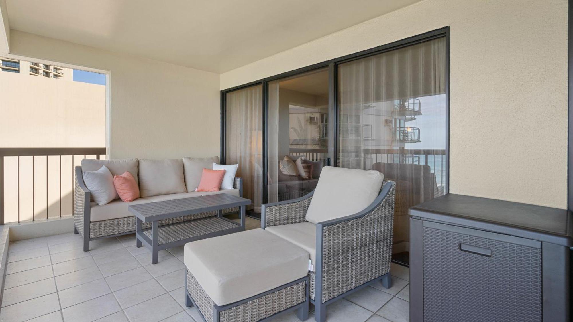 Luxury Oceanfront 2 Bedroom At Waikiki Tower *