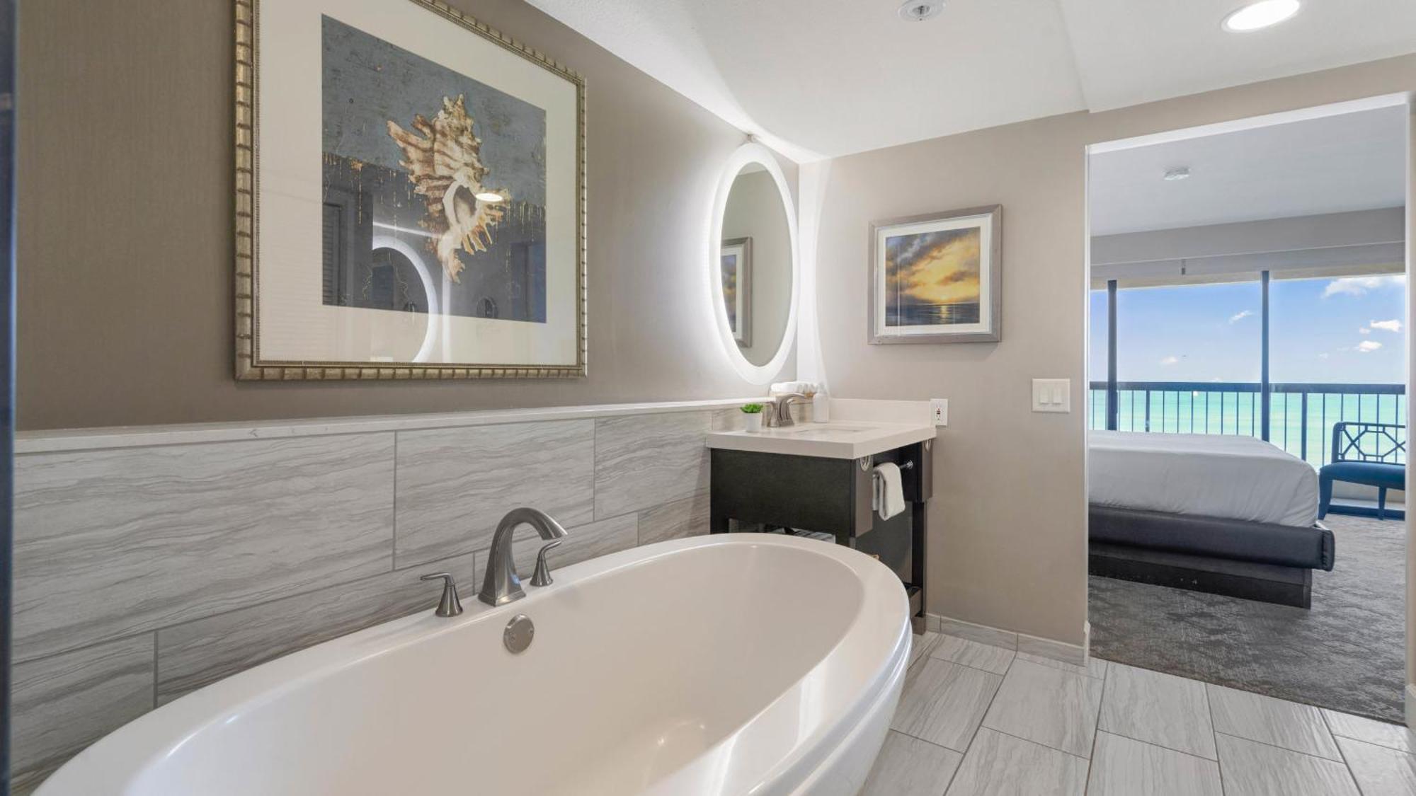 Luxury Oceanfront 2 Bedroom At Waikiki Tower Apartment