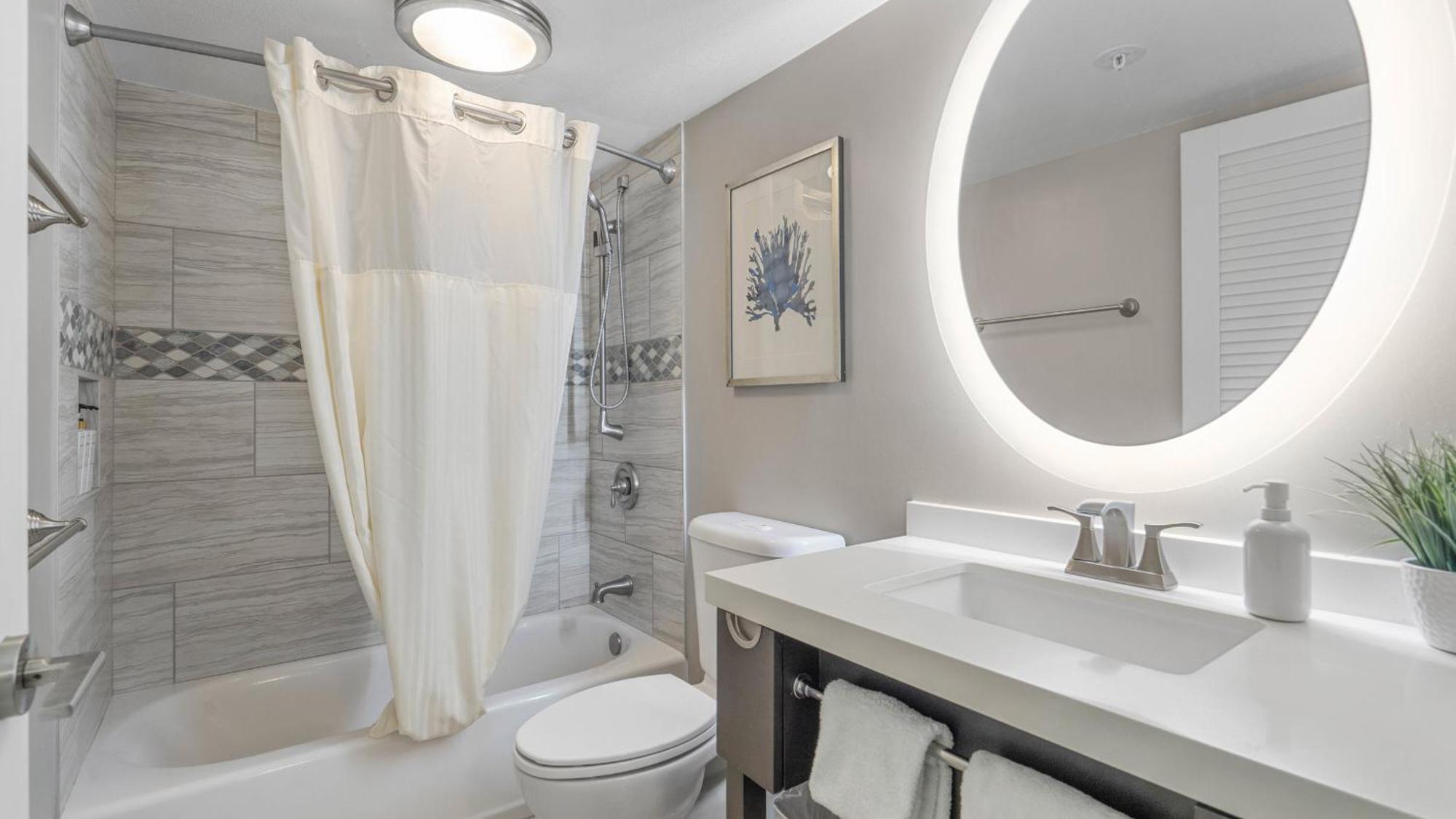 Luxury Oceanfront 2 Bedroom At Waikiki Tower *