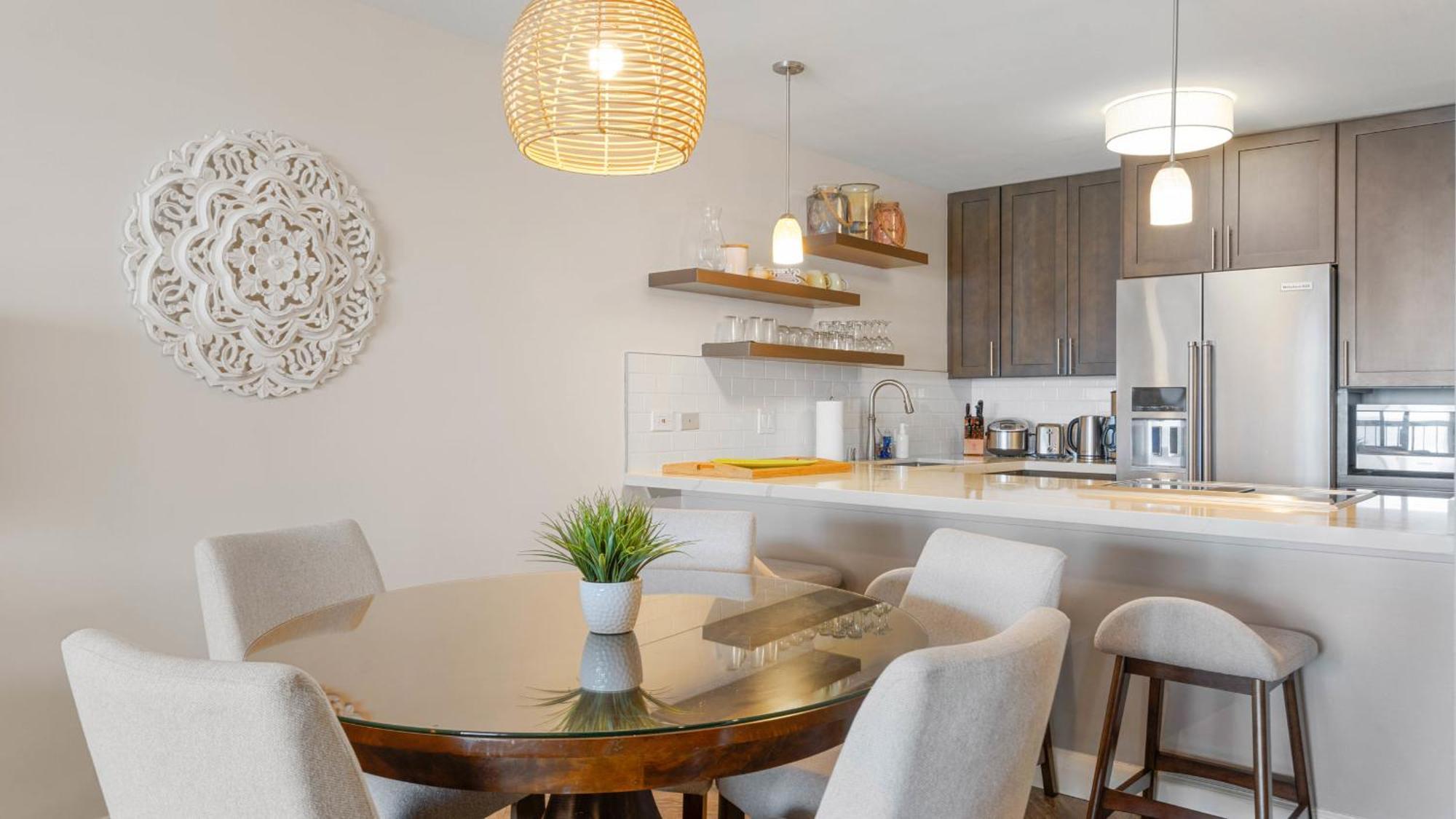 Luxury Oceanfront 2 Bedroom At Waikiki Tower Apartment