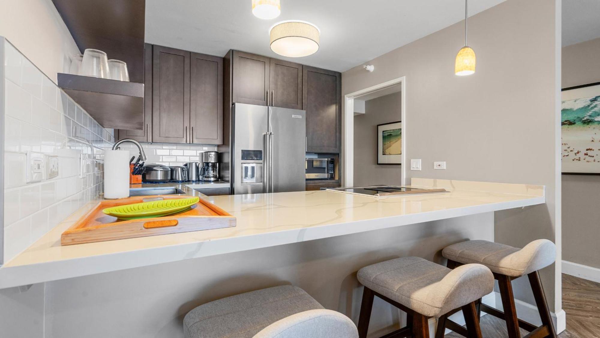 Luxury Oceanfront 2 Bedroom At Waikiki Tower Apartment *