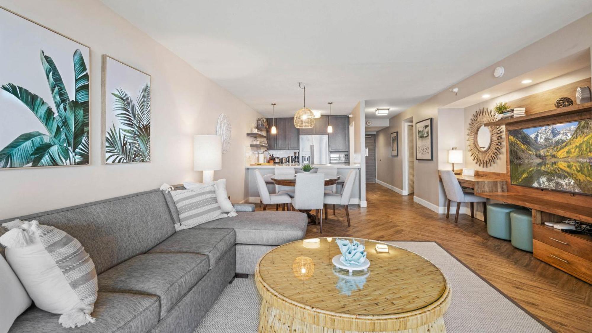 Luxury Oceanfront 2 Bedroom At Waikiki Tower