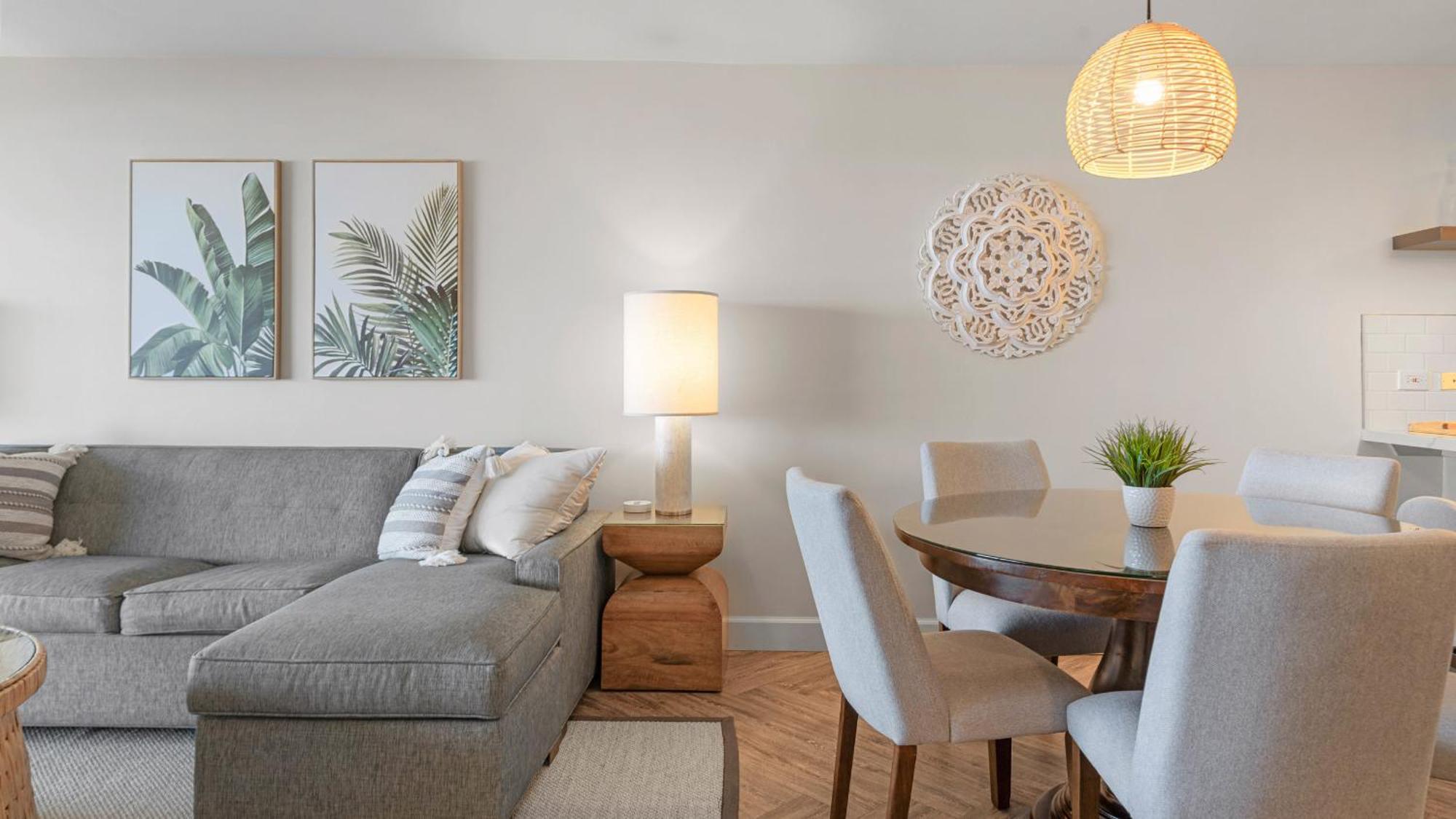 Luxury Oceanfront 2 Bedroom At Waikiki Tower