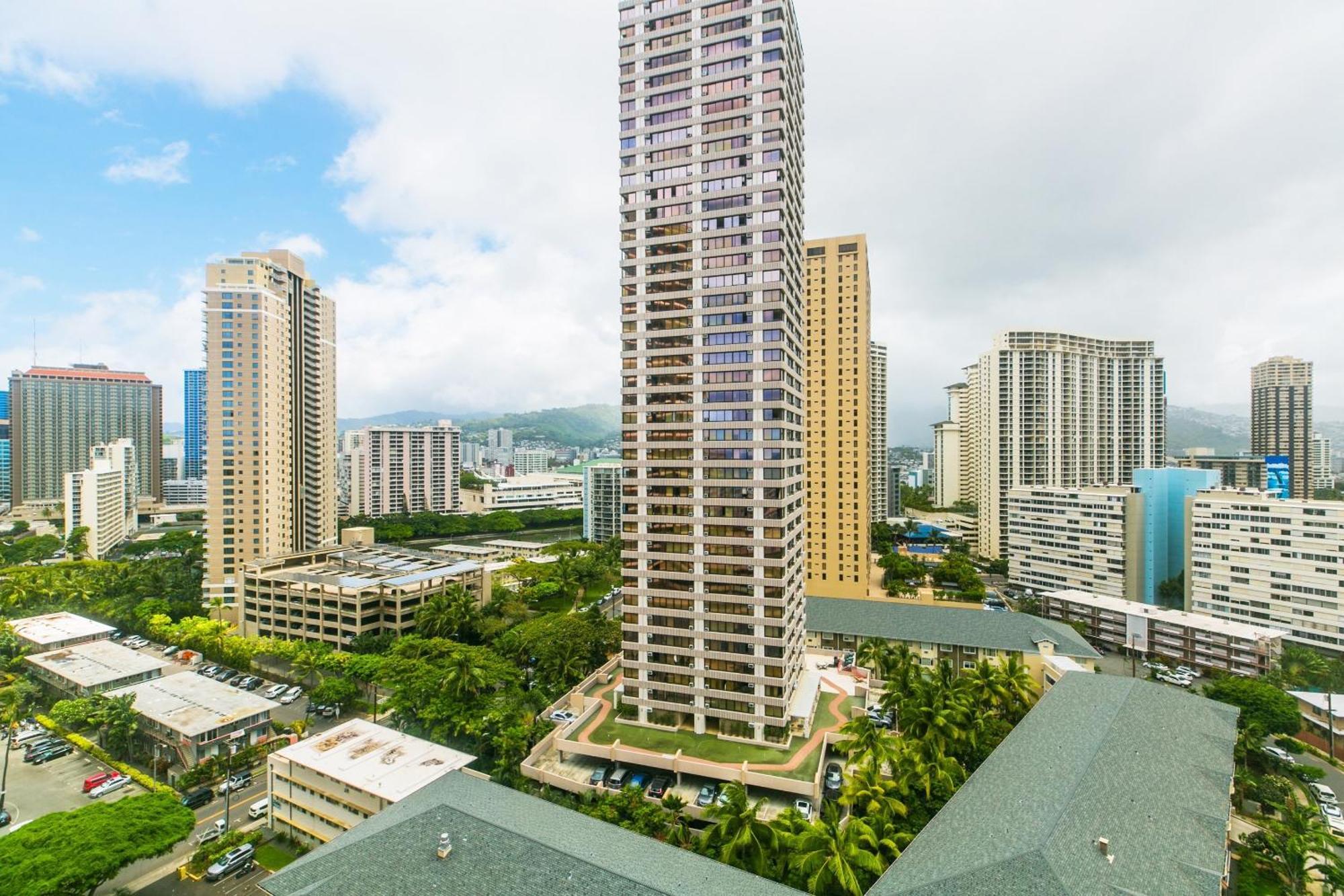 Spacious With Private Balcony At Discovery Bay - Free Wifi, Near Beaches! Apartment Honolulu