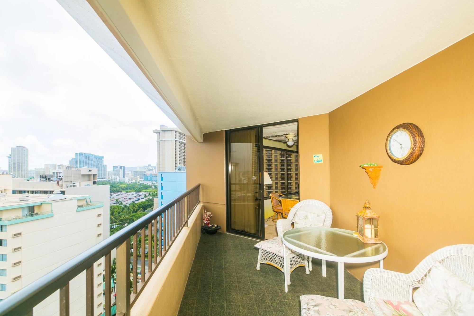 Spacious With Private Balcony At Discovery Bay - Free Wifi, Near Beaches! Honolulu
