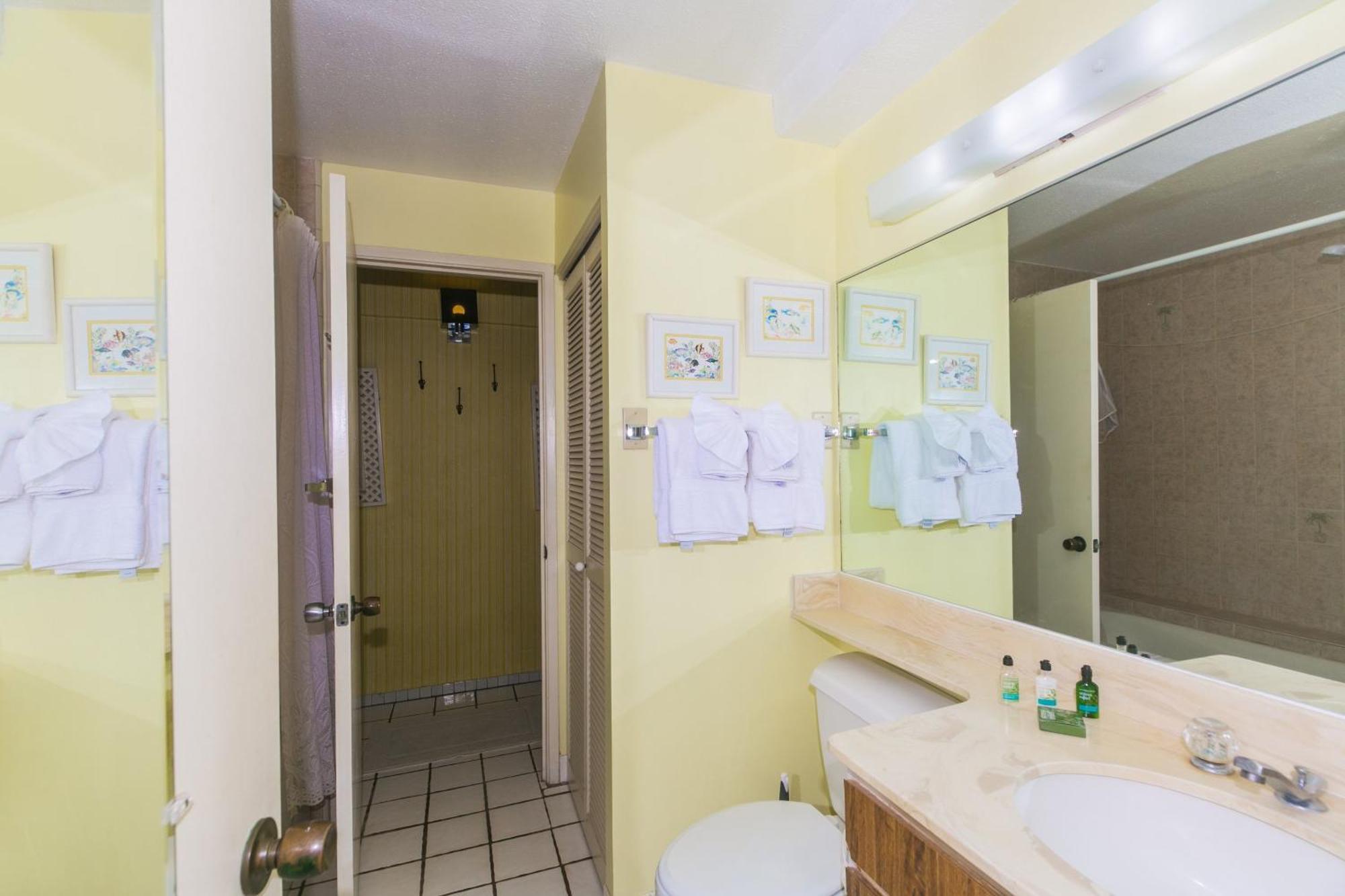 Spacious With Private Balcony At Discovery Bay - Free Wifi, Near Beaches!