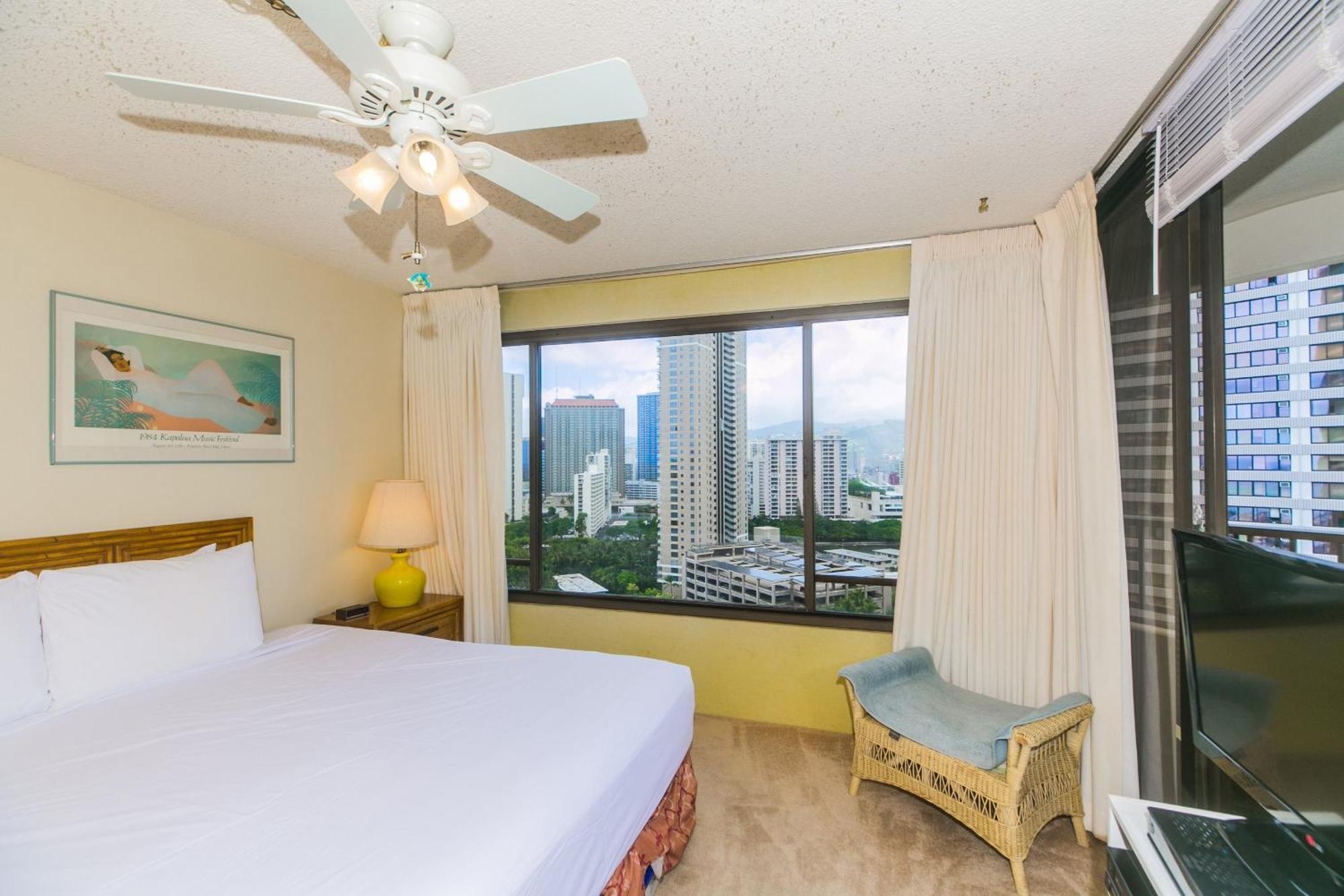 Apartment Spacious With Private Balcony At Discovery Bay - Free Wifi, Near Beaches!
