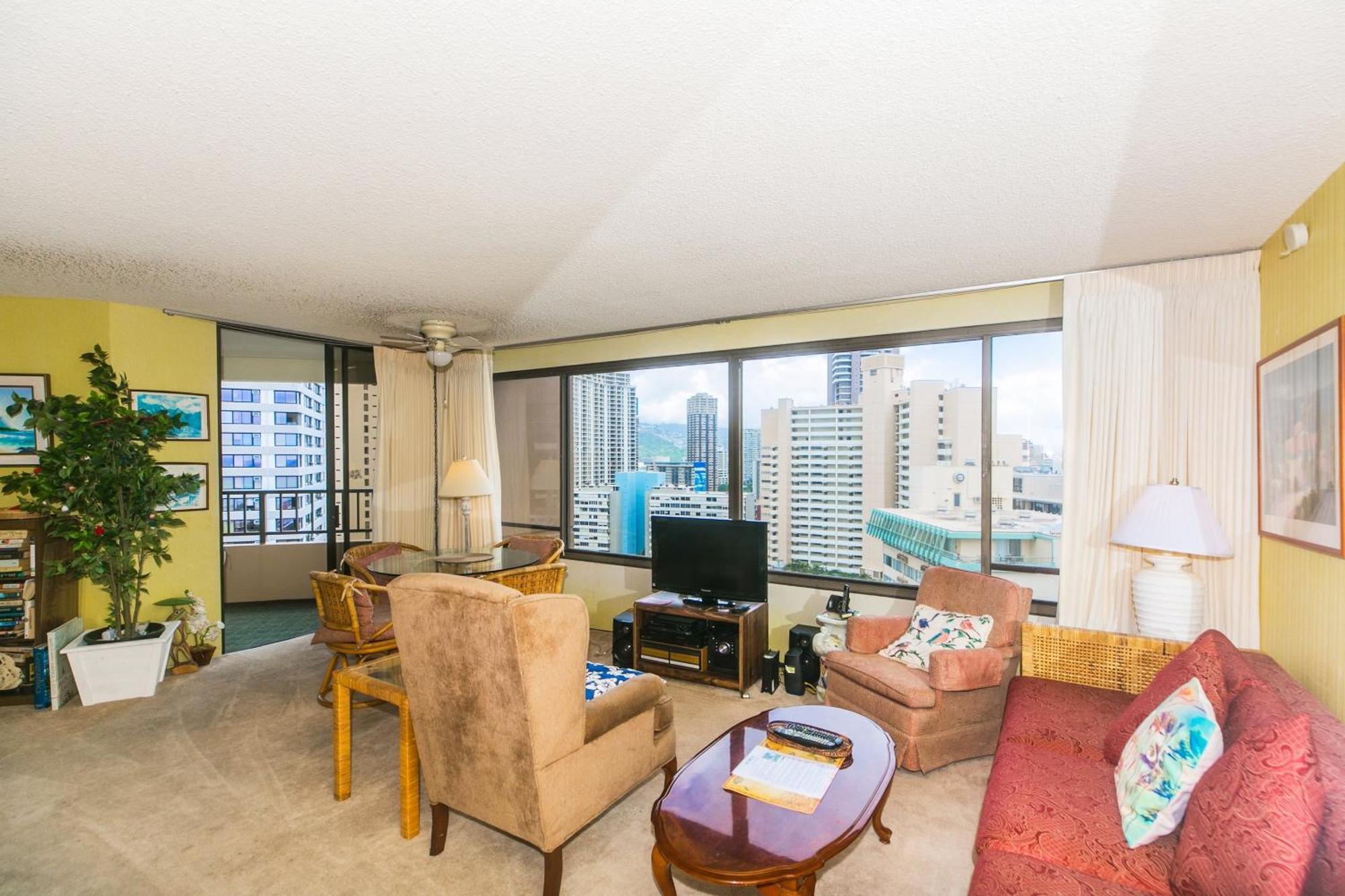 Spacious With Private Balcony At Discovery Bay - Free Wifi, Near Beaches! Apartment