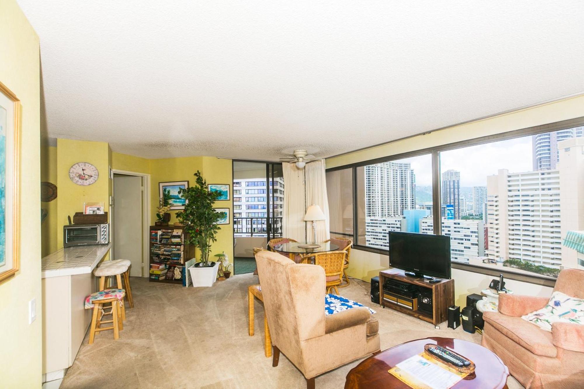 Apartment Spacious With Private Balcony At Discovery Bay - Free Wifi, Near Beaches!