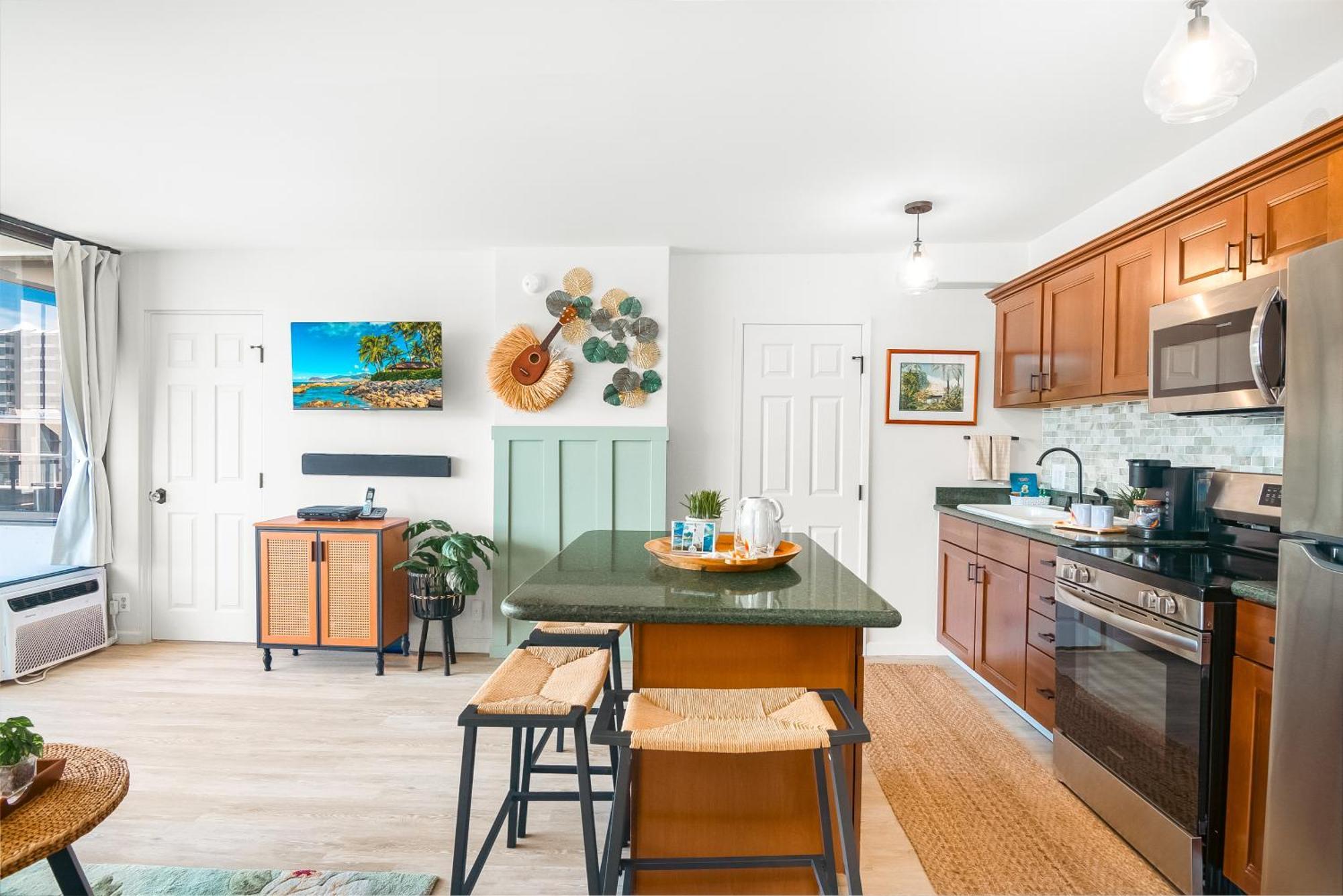 Mountain View W/ King-size Bed, Free Parking Apartment *