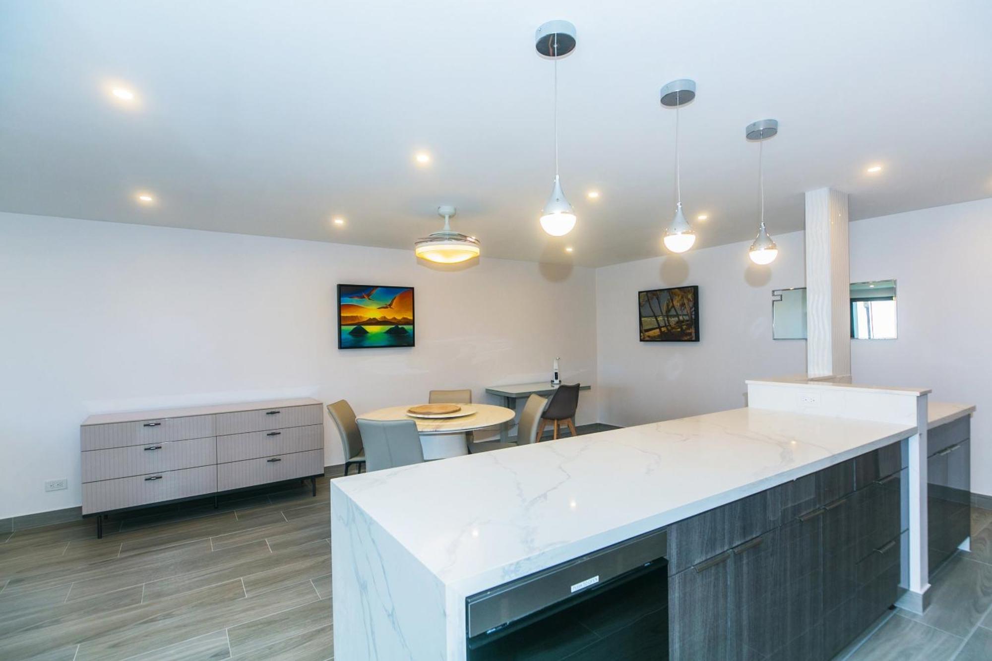 Apartment Spacious With Private Balcony At Discovery Bay - Free Wifi, Near Beaches! *