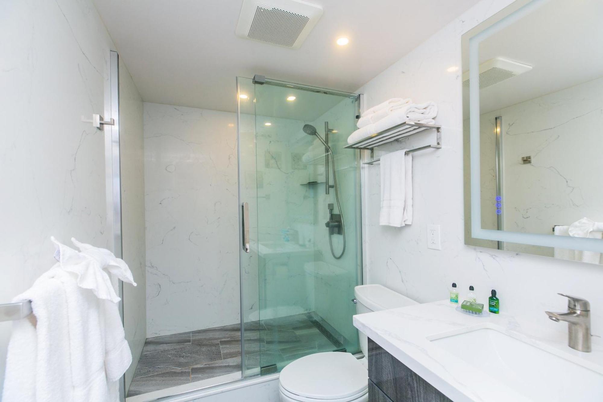 Spacious With Private Balcony At Discovery Bay - Free Wifi, Near Beaches! Honolulu