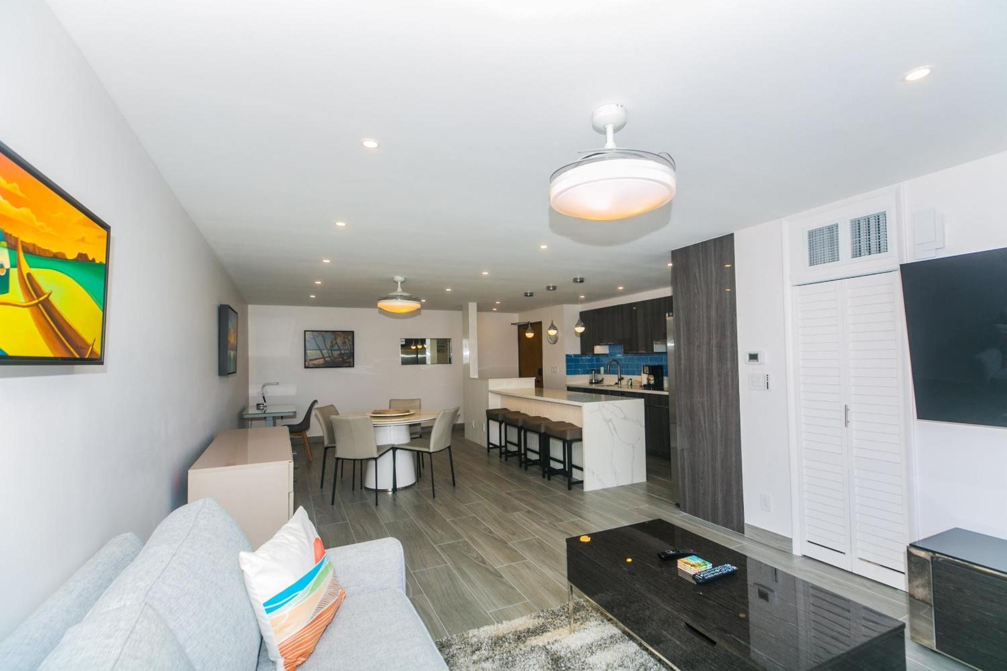Spacious With Private Balcony At Discovery Bay - Free Wifi, Near Beaches!