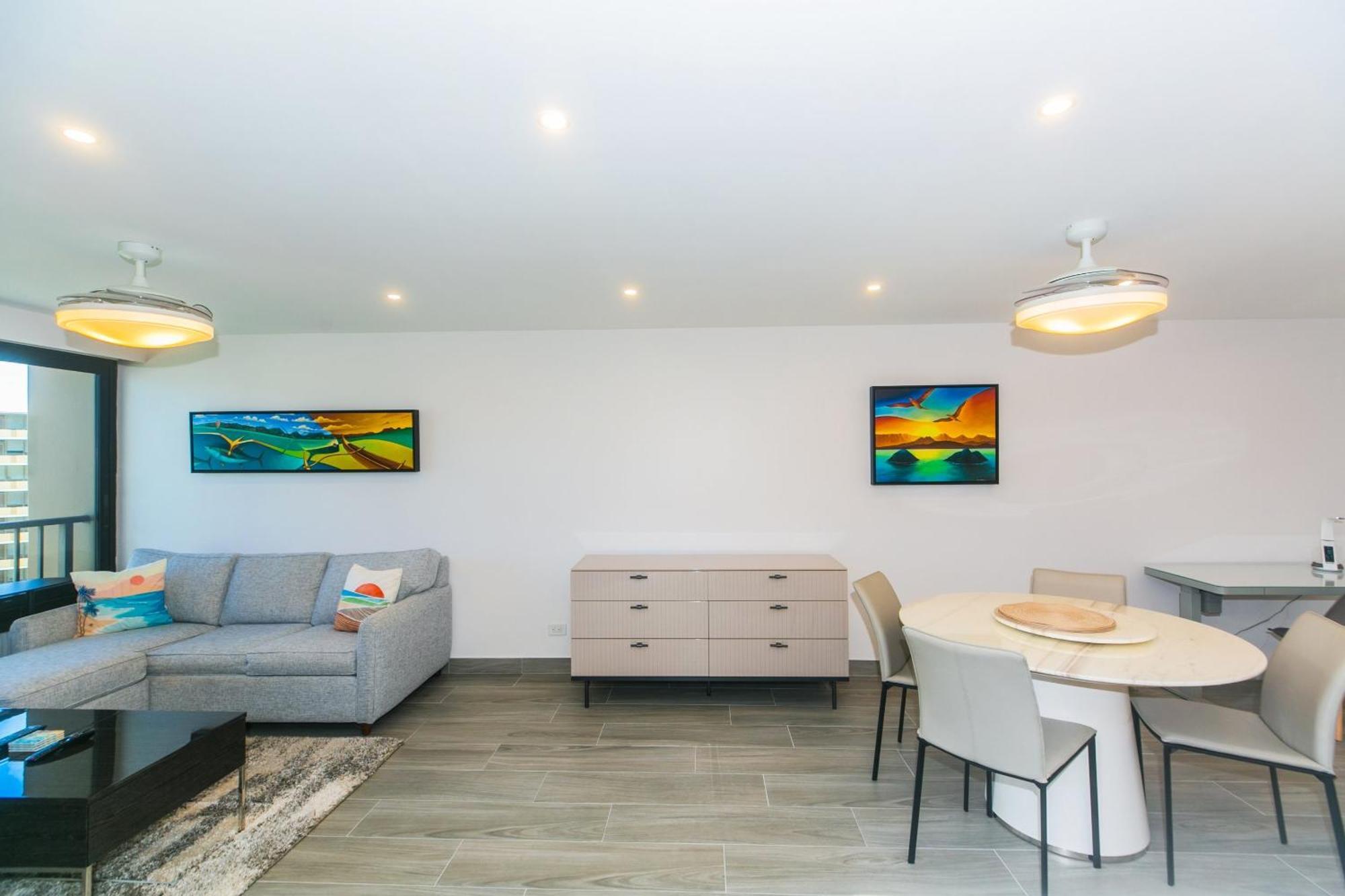 Spacious With Private Balcony At Discovery Bay - Free Wifi, Near Beaches! Apartment