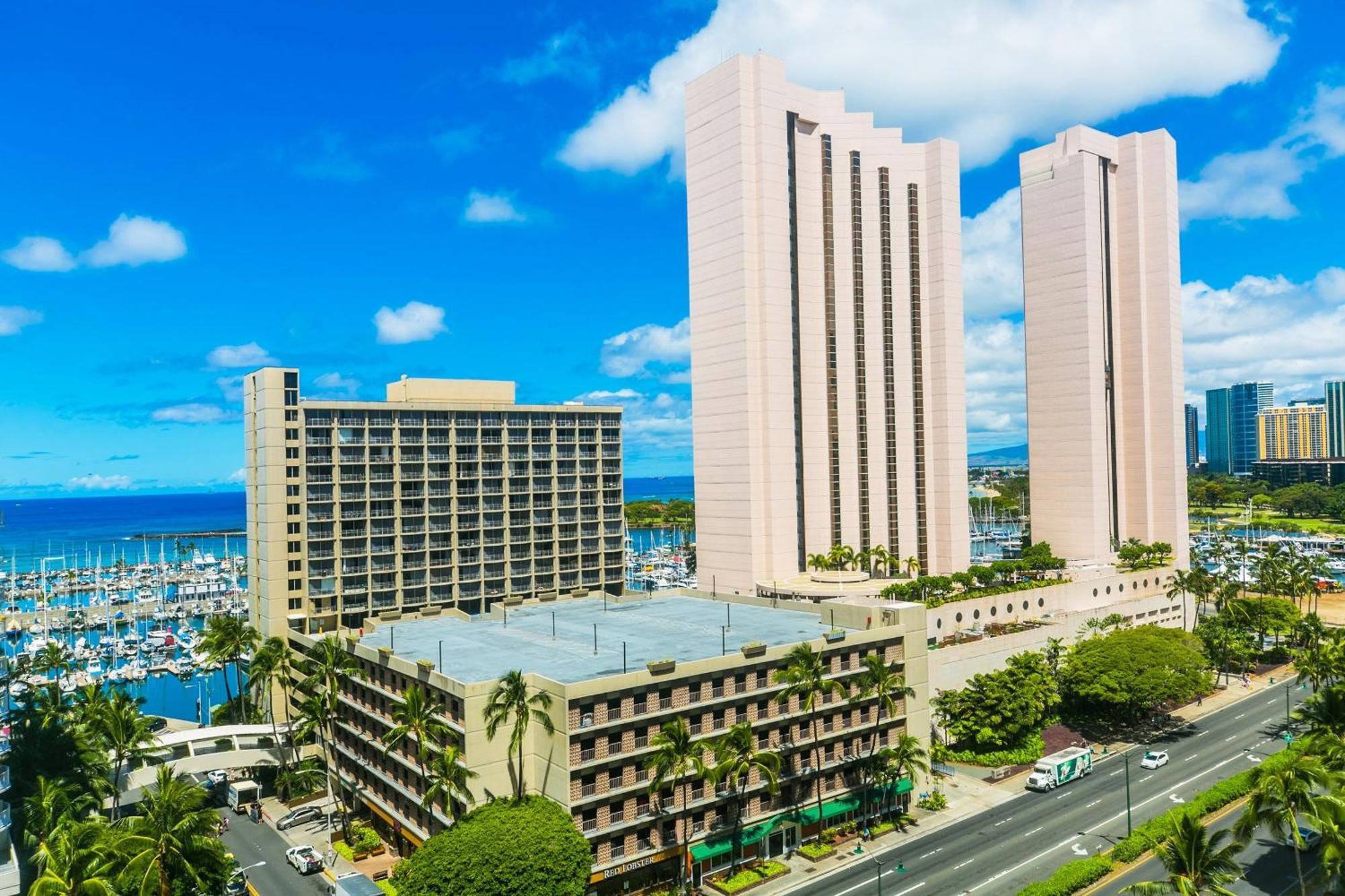 Apartment Spacious With Private Balcony At Discovery Bay - Free Wifi, Near Beaches!