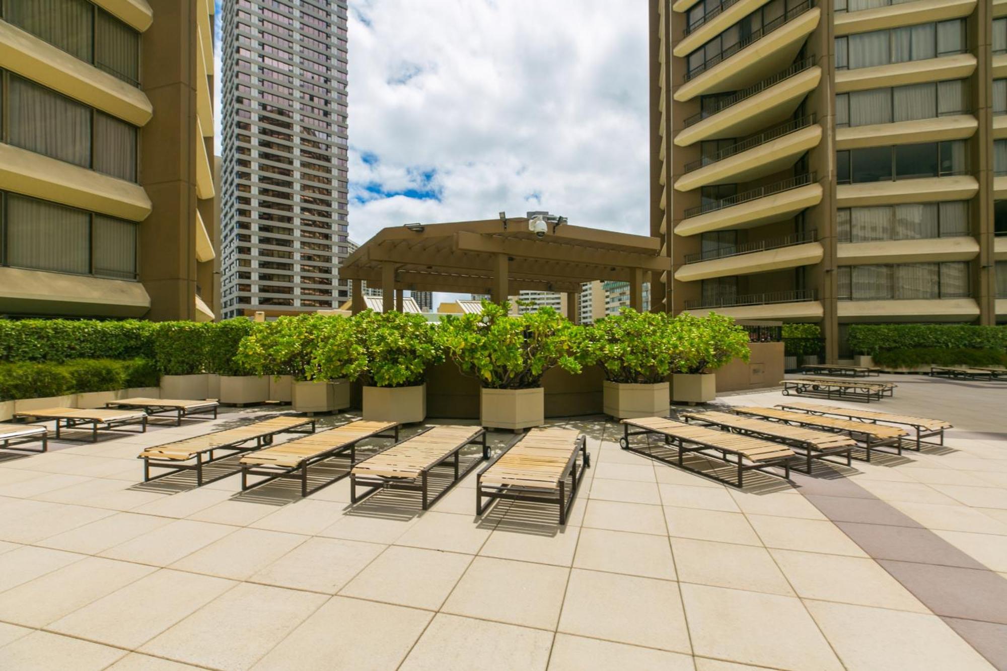 Apartment Spacious With Private Balcony At Discovery Bay - Free Wifi, Near Beaches! *