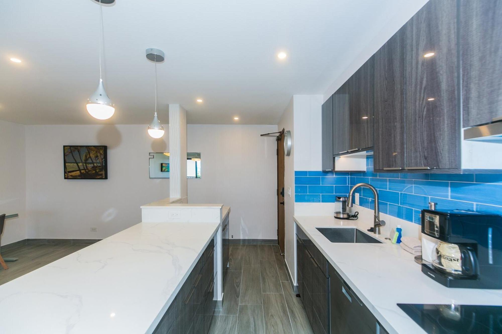 Spacious With Private Balcony At Discovery Bay - Free Wifi, Near Beaches! *
