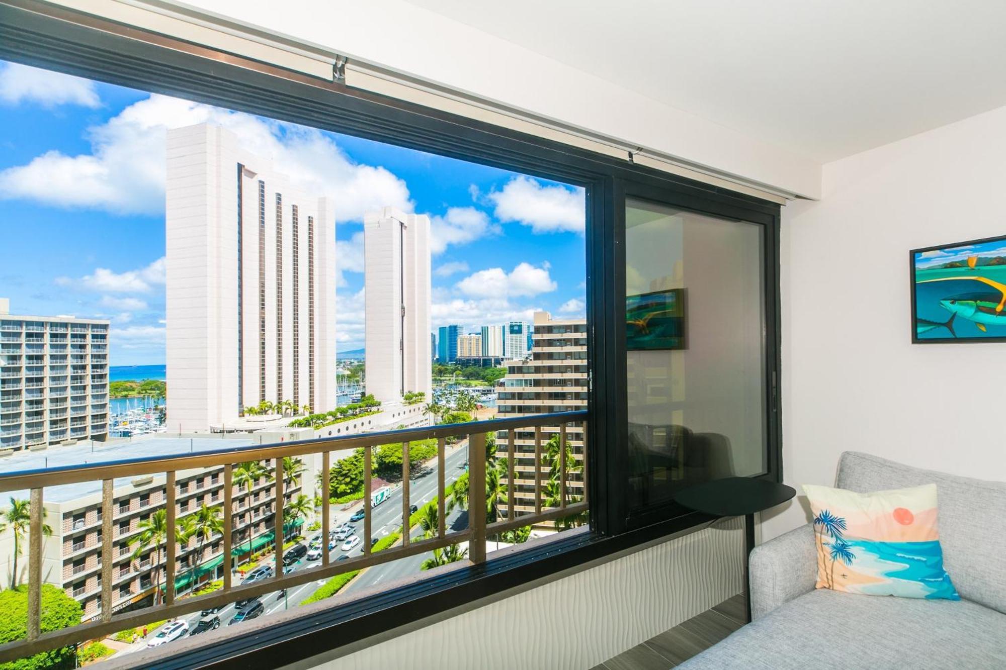 Spacious With Private Balcony At Discovery Bay - Free Wifi, Near Beaches! Honolulu