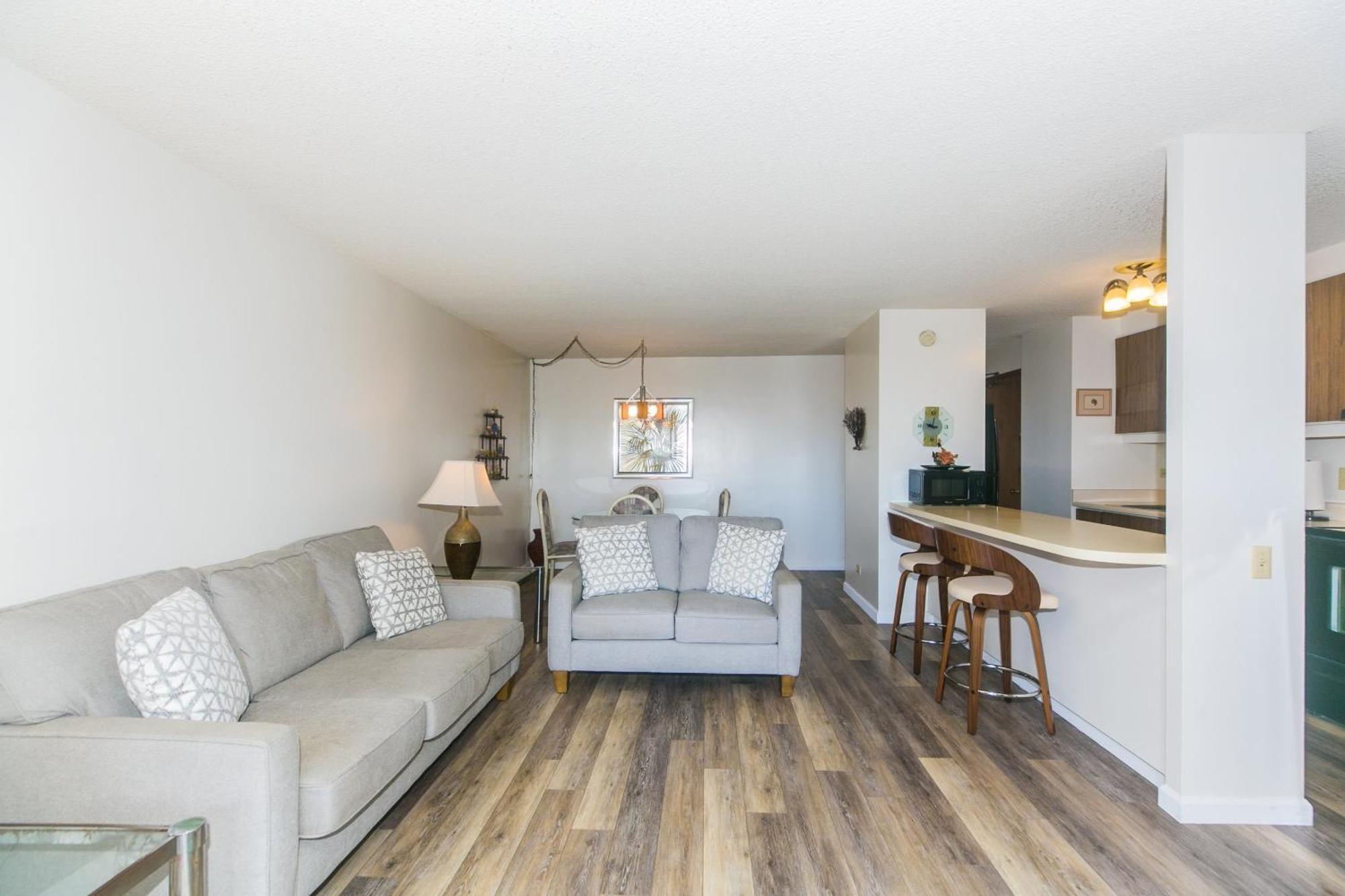 Spacious With Private Balcony At Discovery Bay - Free Wifi, Near Beaches! Apartment