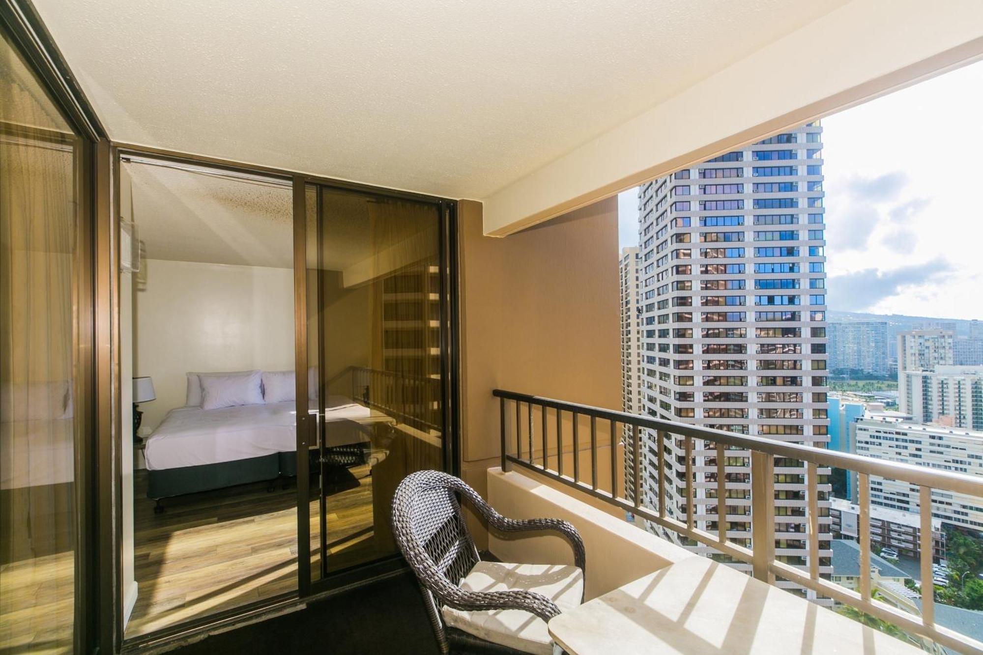 Spacious With Private Balcony At Discovery Bay - Free Wifi, Near Beaches! Apartment