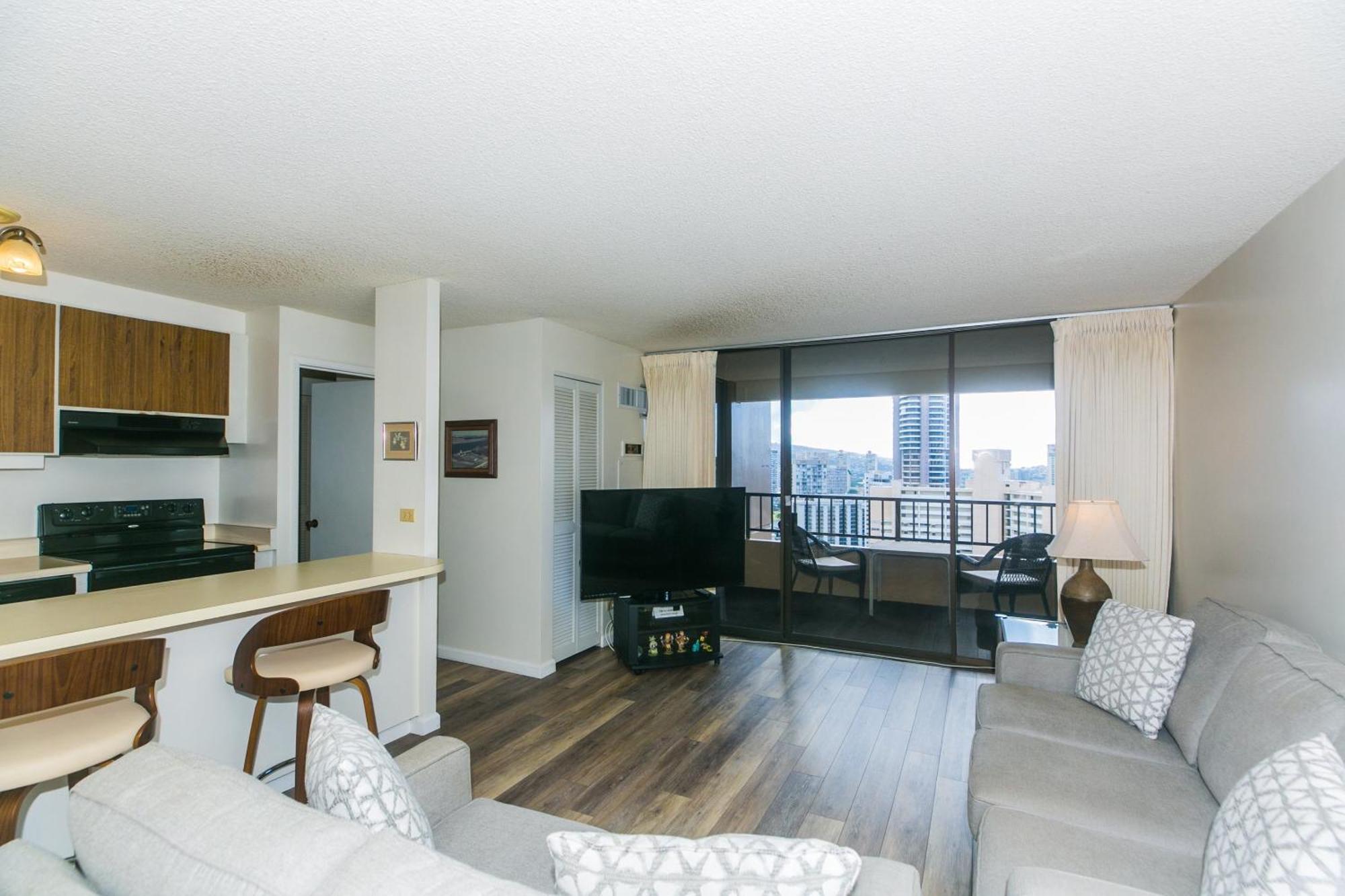 Spacious With Private Balcony At Discovery Bay - Free Wifi, Near Beaches! Apartment *