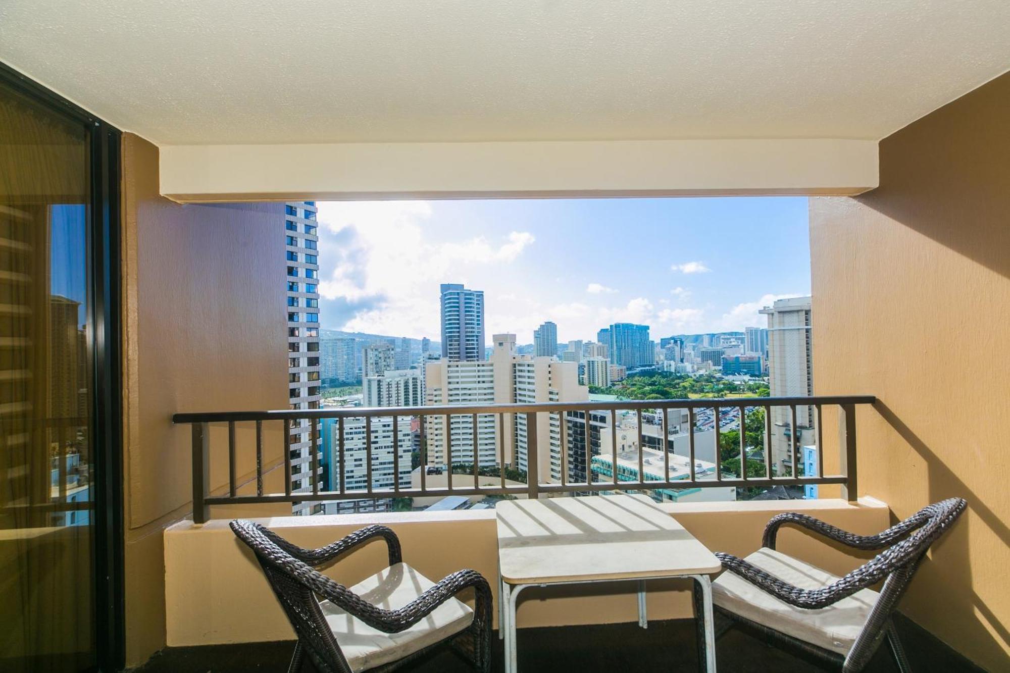 Spacious With Private Balcony At Discovery Bay - Free Wifi, Near Beaches! Honolulu