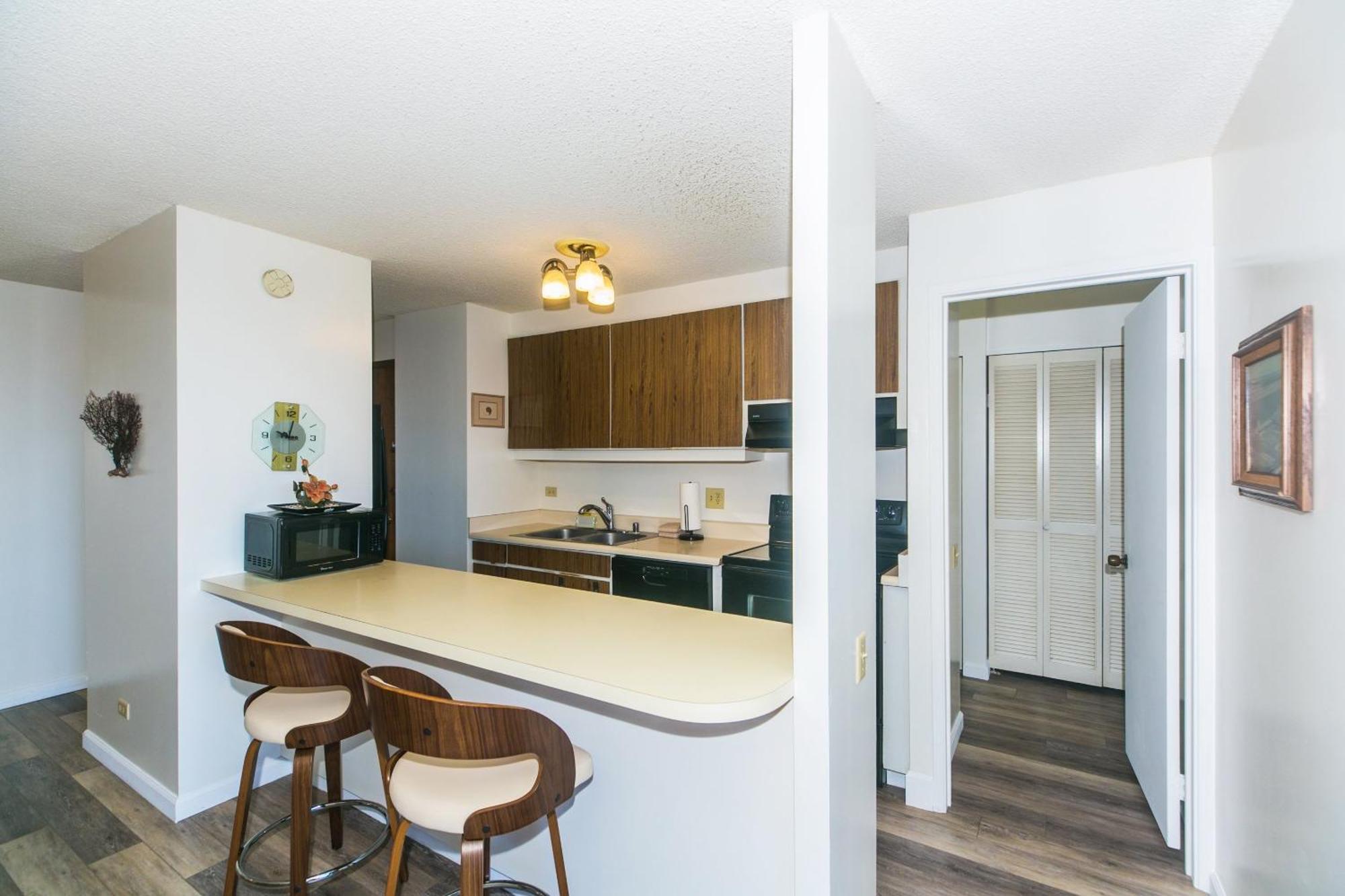 Spacious With Private Balcony At Discovery Bay - Free Wifi, Near Beaches!